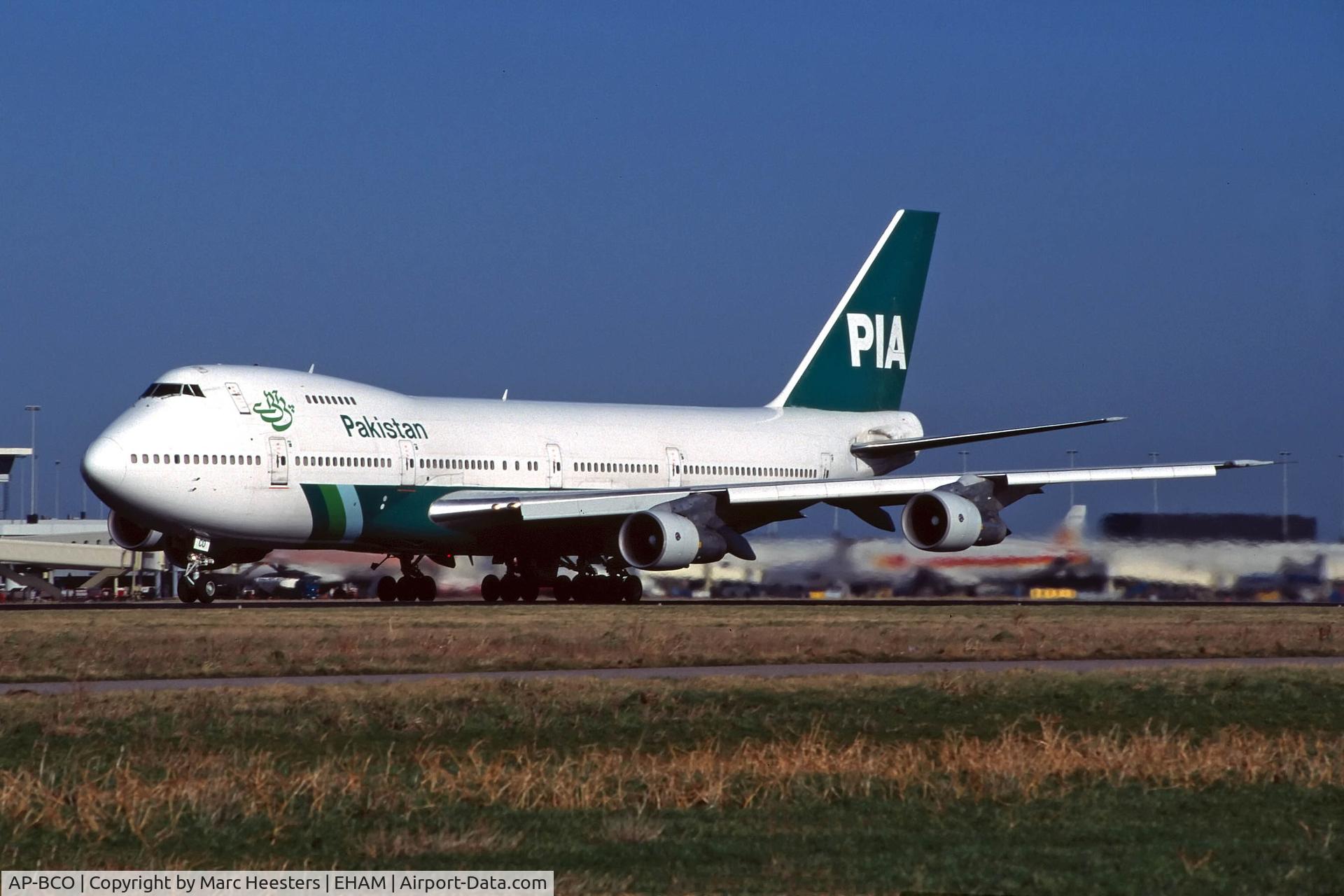 AP-BCO, 1974 Boeing 747-217B C/N 20927, Classic 747 taking off from Schiphols RWY 24 in the second halve of the '90's