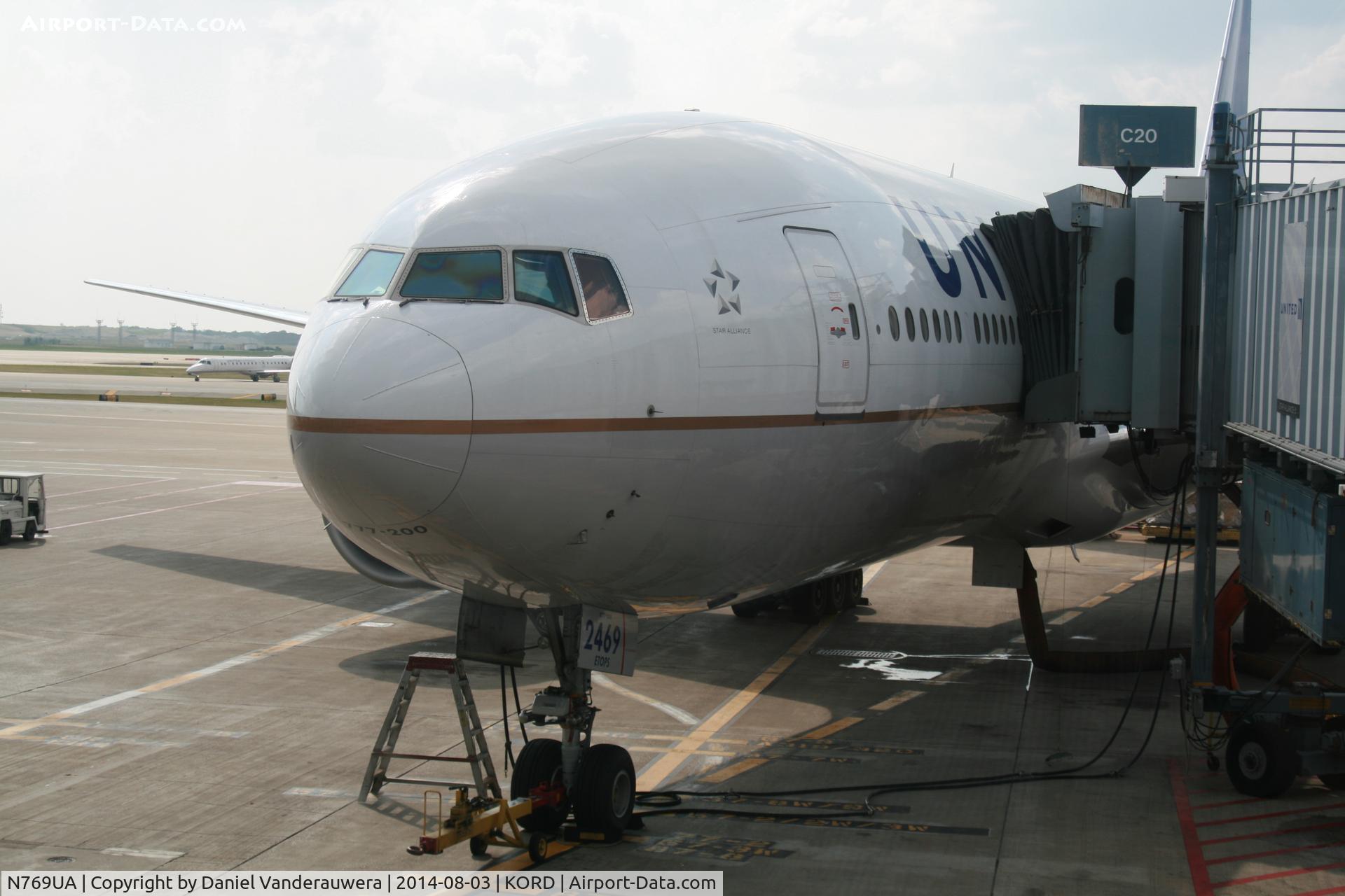 N769UA, 1995 Boeing 777-222 C/N 26921, Flight UA972 at gate C20, before departing to EBBR
