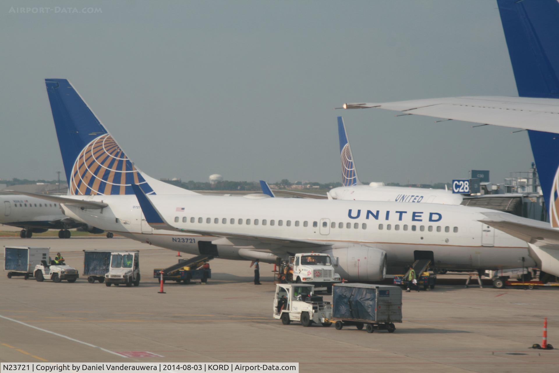 N23721, 1999 Boeing 737-724 C/N 28940, Parked at gate