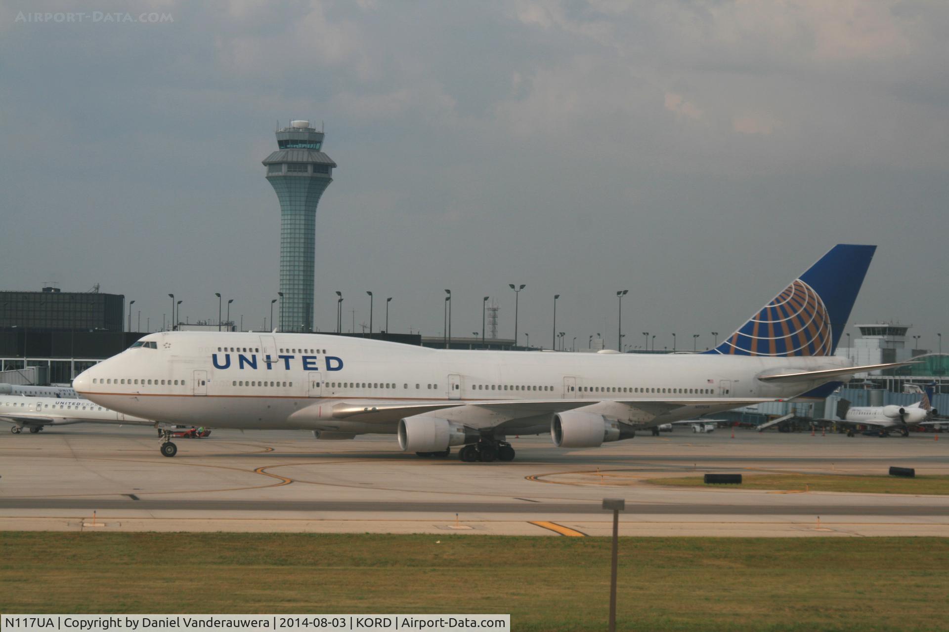 N117UA, 1999 Boeing 747-422 C/N 28810, Taxiing to runway