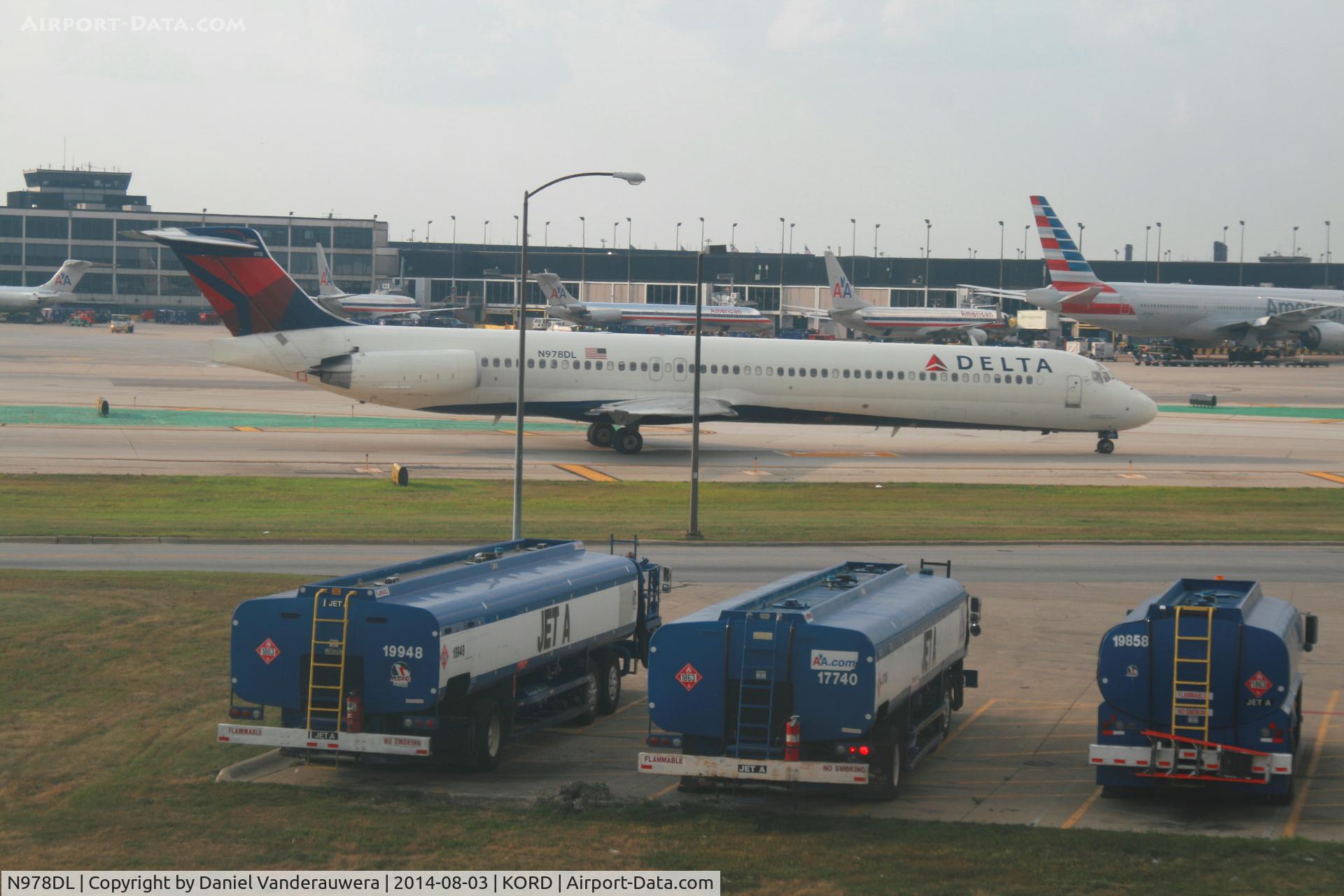 N978DL, 1991 McDonnell Douglas MD-88 C/N 53259, Taxiing to runway