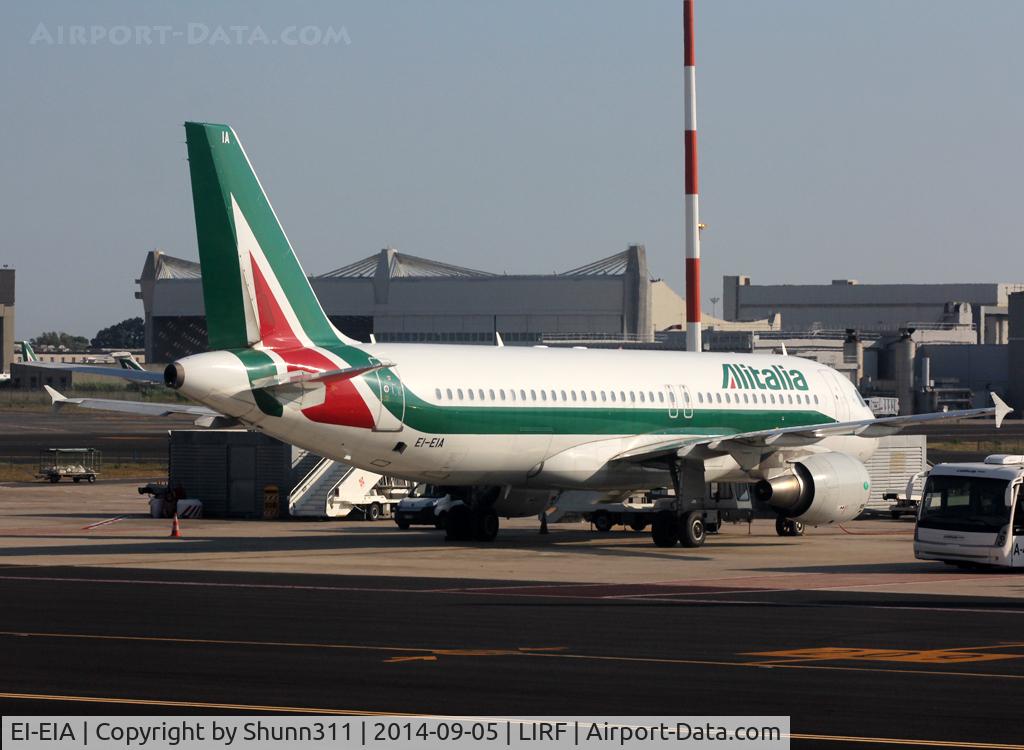 EI-EIA, 2010 Airbus A320-216 C/N 4195, At his gate and waiting his new flight...