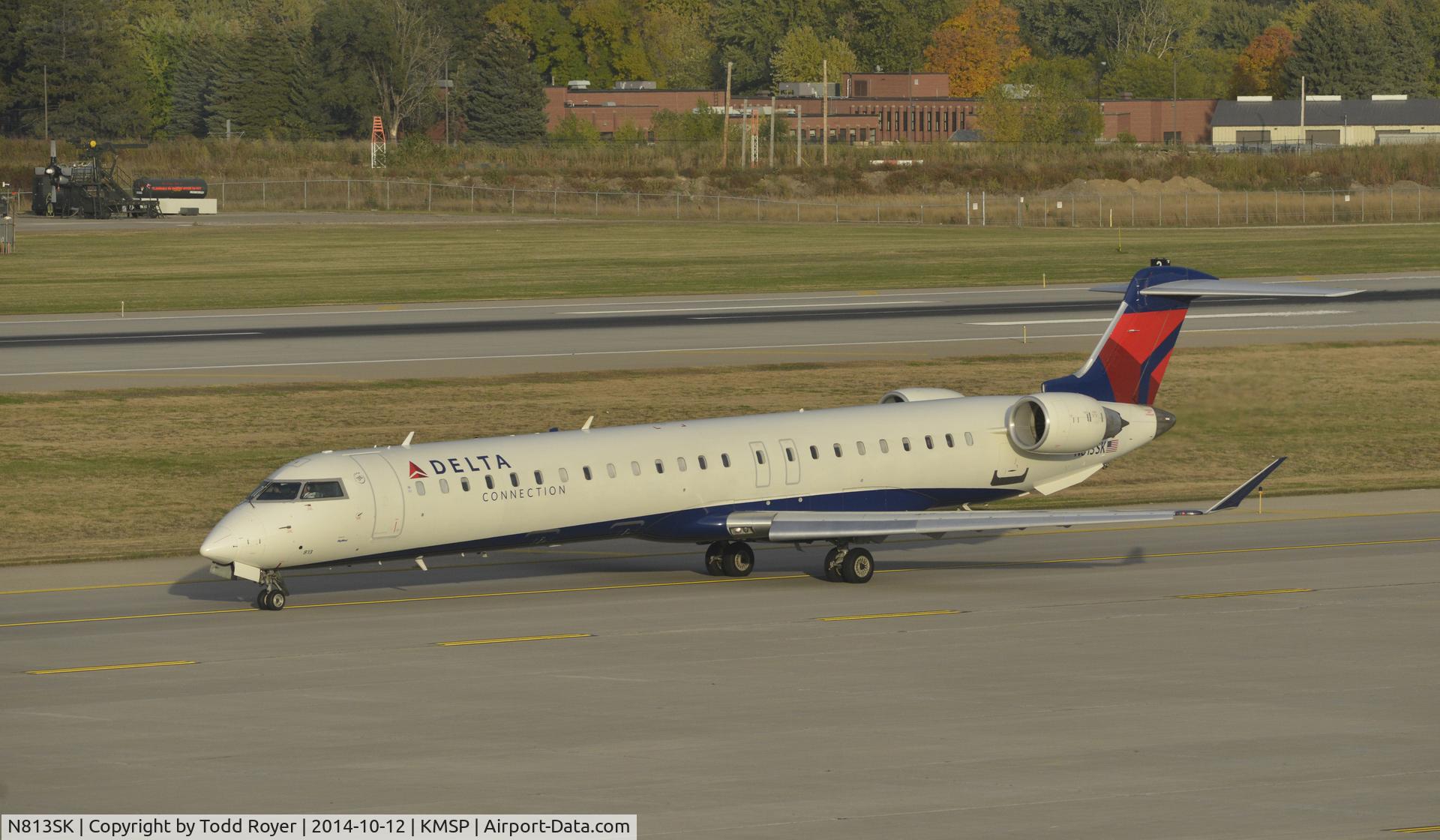 N813SK, 2006 Canadair CL-600-2D24 Regional Jet CRJ-900 C/N 15099, Taxiing for departure at MSP