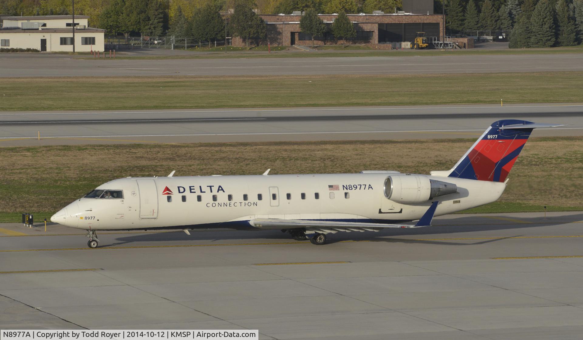 N8977A, 2004 Canadair CRJ-440 (CL-600-2B19) Regional Jet C/N 7977, Taxiing for departure at MSP