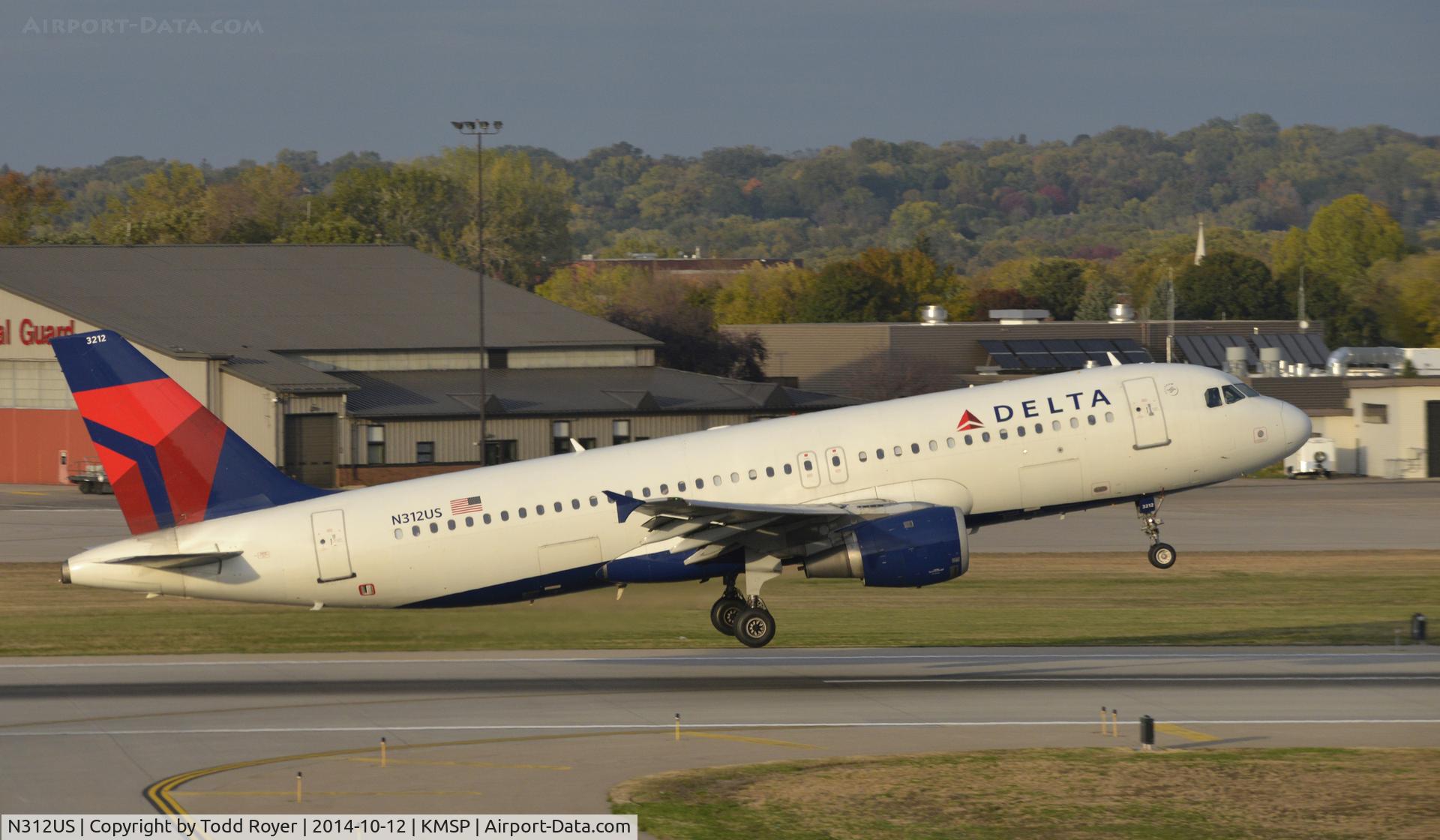 N312US, 1990 Airbus A320-211 C/N 152, Departing MSP on 12L