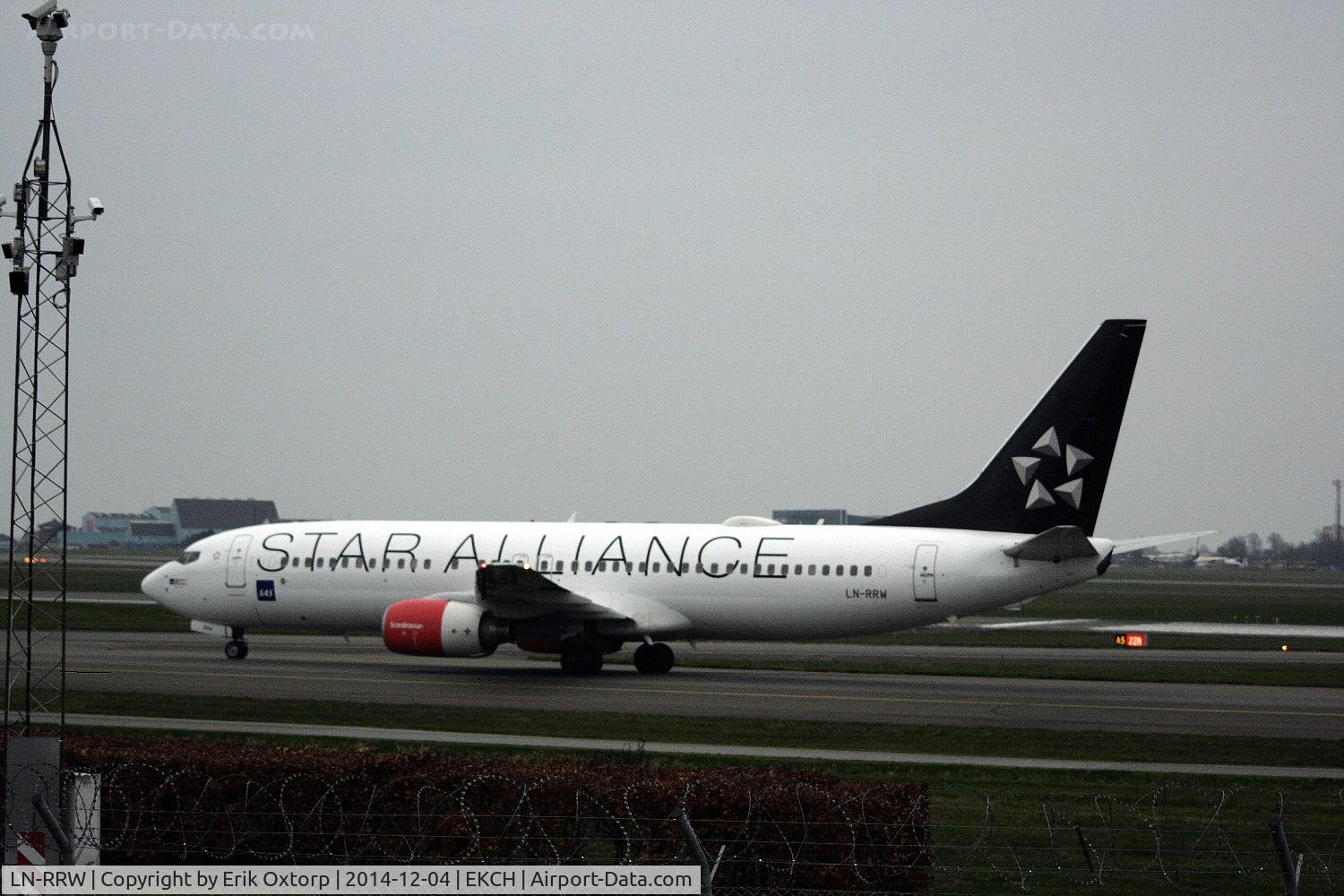 LN-RRW, 2004 Boeing 737-883 C/N 32277, LN-RRW in Stat Alliance just arrived rw 04L