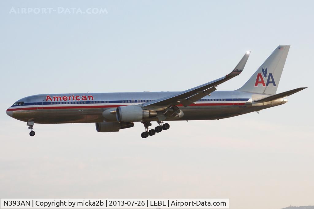 N393AN, 1998 Boeing 767-323 C/N 29430, Landing