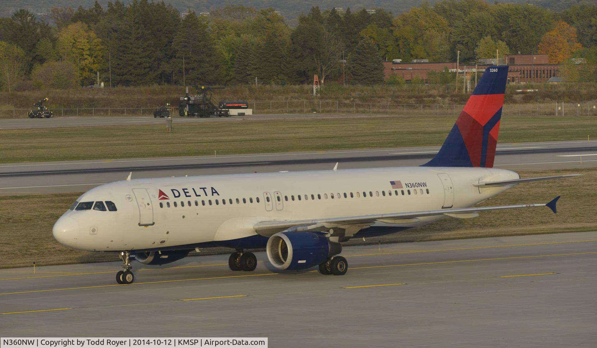 N360NW, 1998 Airbus A320-212 C/N 0903, Taxiing for departure at MSP
