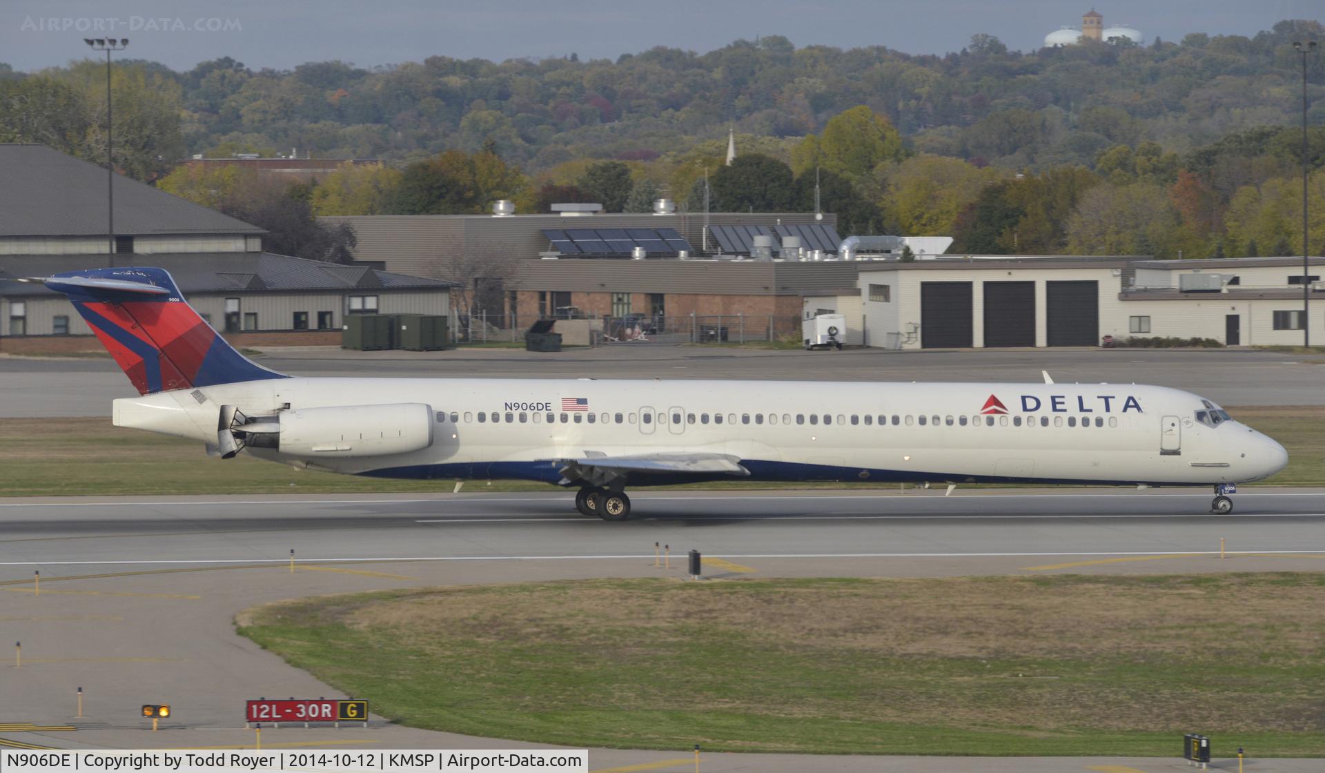 N906DE, 1992 McDonnell Douglas MD-88 C/N 53415, Arriving at MSP on 12L