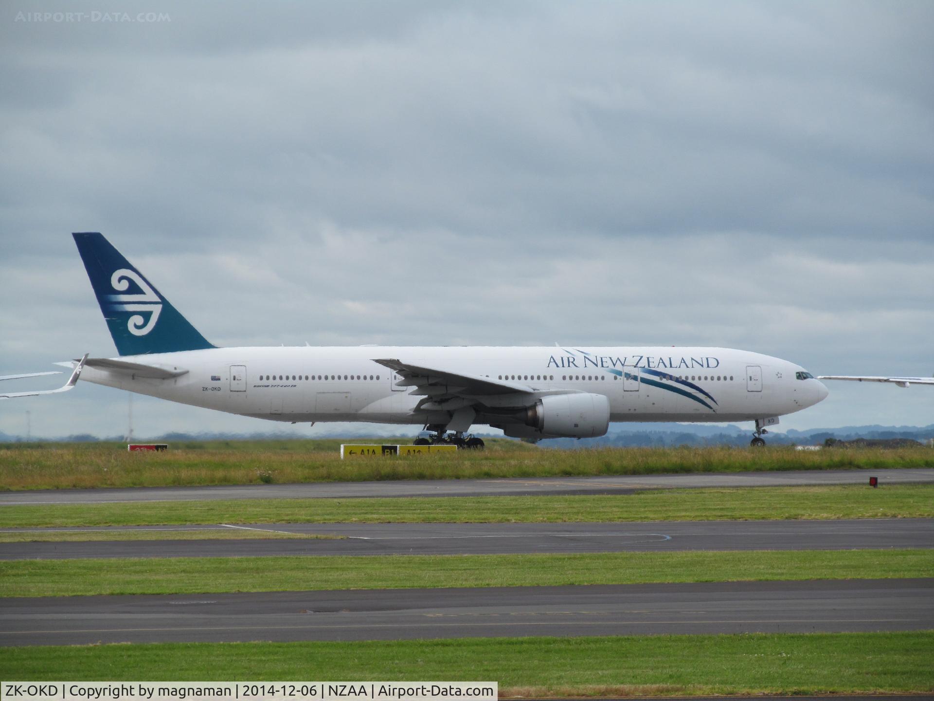 ZK-OKD, 2006 Boeing 777-219/ER C/N 29401, rolling for take off
