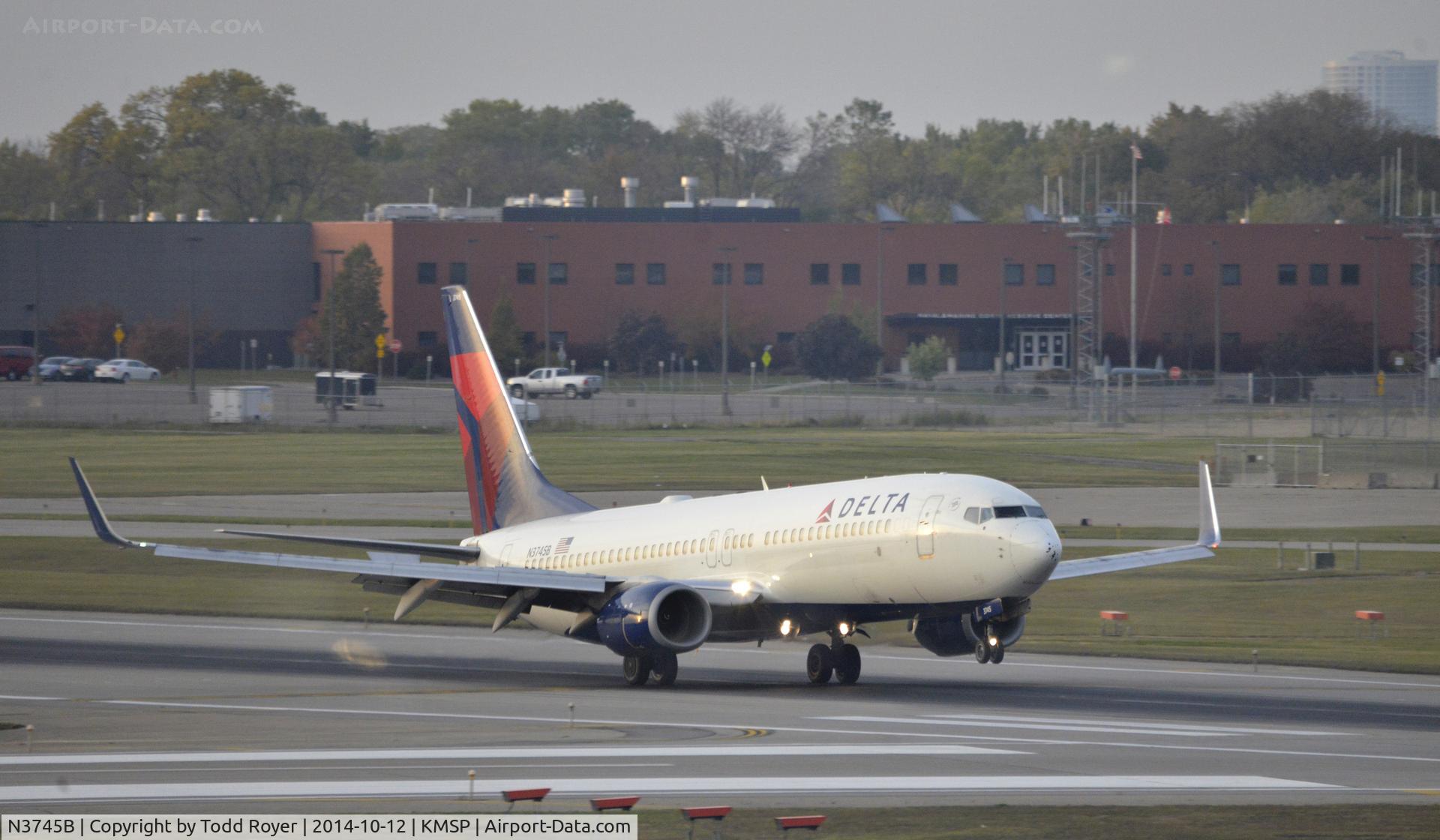 N3745B, 2001 Boeing 737-832 C/N 32373, Arriving at MSP on 12L