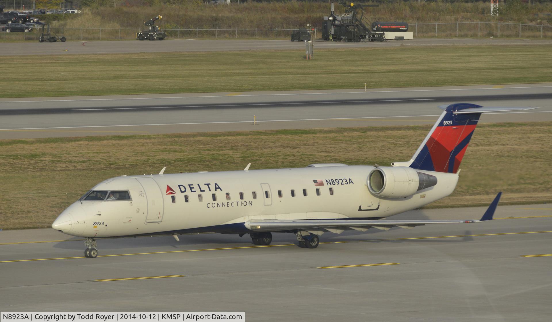 N8923A, 2004 Canadair CRJ-440 (CL-600-2B19) Regional Jet C/N 7923, taxiing for departure at MSP
