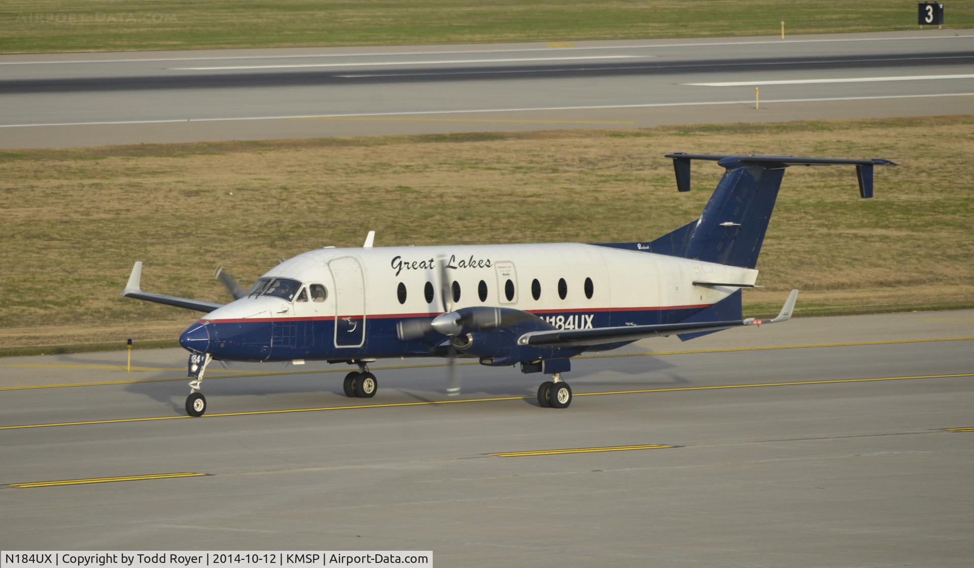 N184UX, 1995 Beech 1900D C/N UE-184, Taxiing for departure at MSP