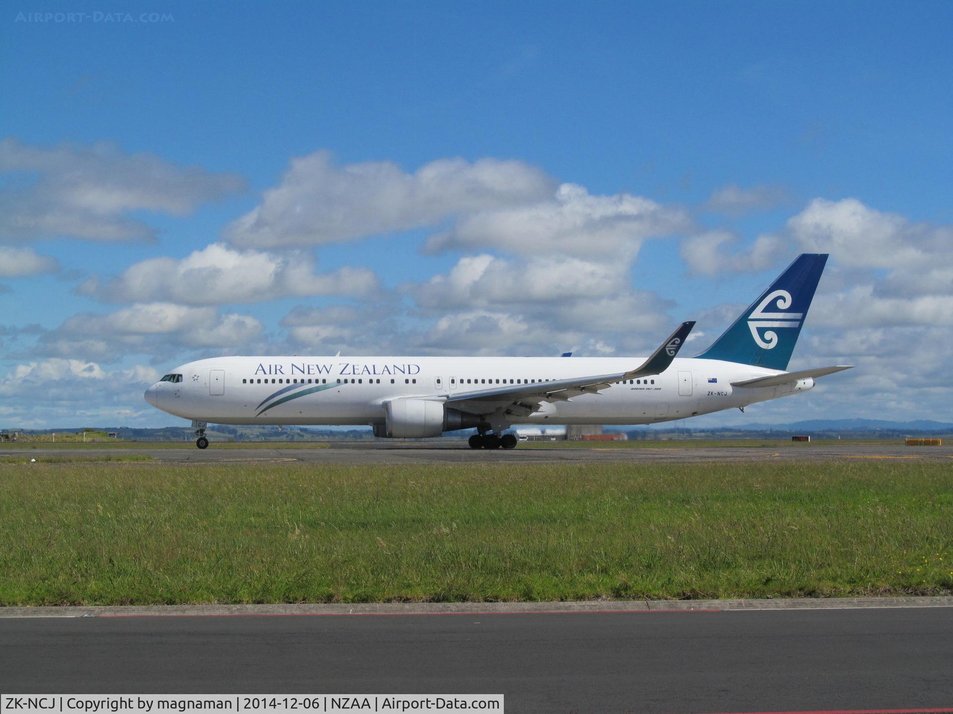 ZK-NCJ, 1995 Boeing 767-319/ER C/N 26915, taxy for departure