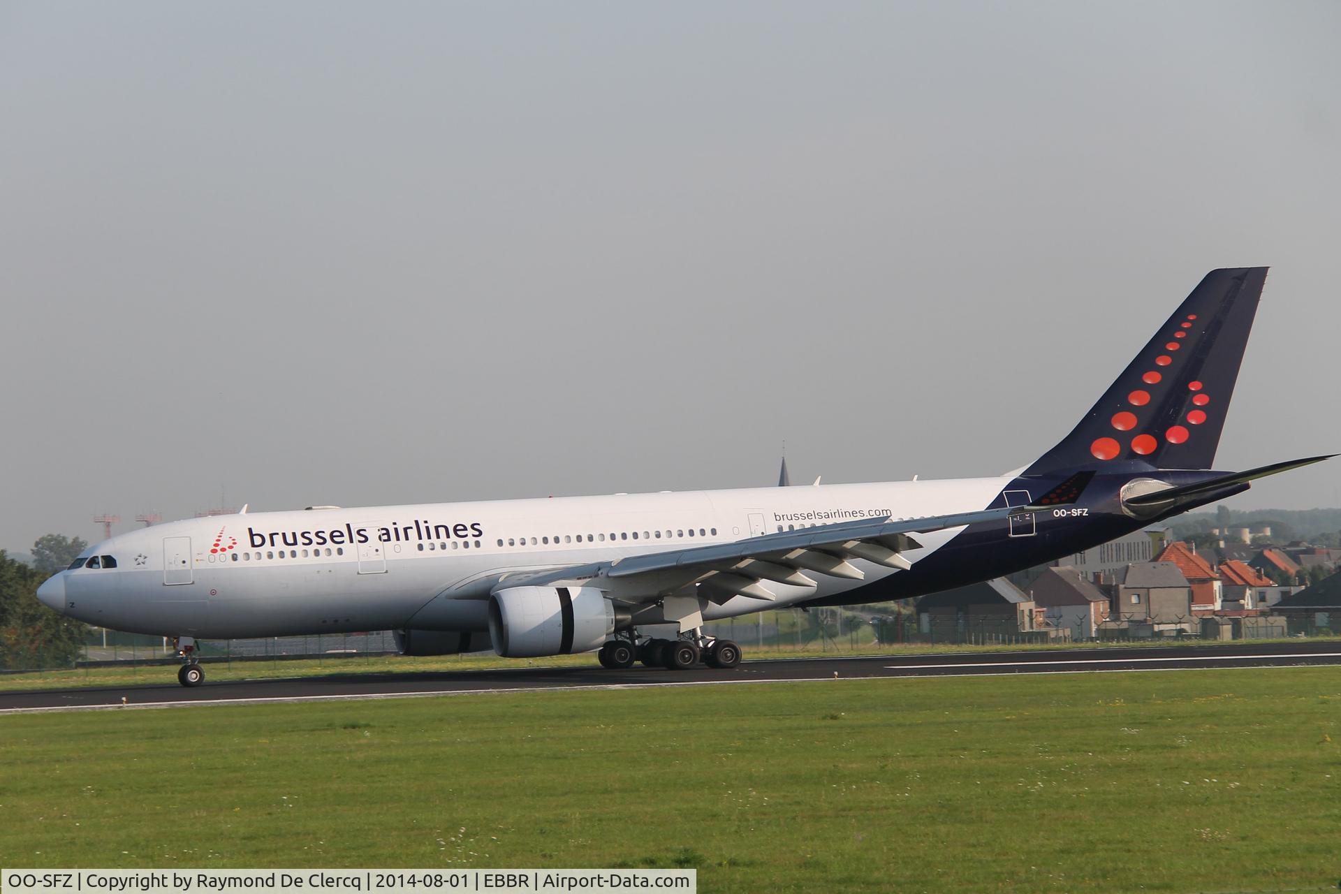 OO-SFZ, 1998 Airbus A330-223 C/N 249, Landing on 25L.