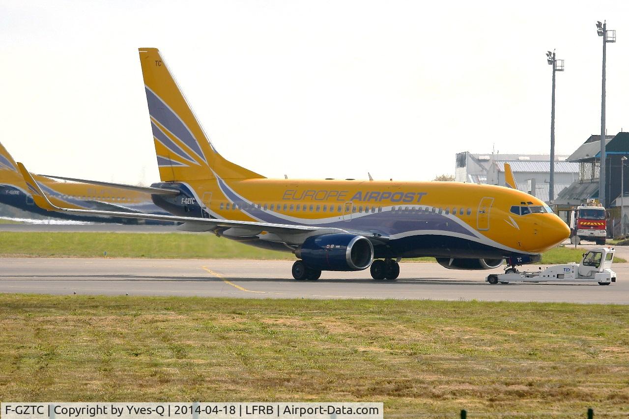 F-GZTC, 2002 Boeing 737-73V C/N 32414, Boeing 737-73V, Push back, Brest-Bretagne airport (LFRB-BES)