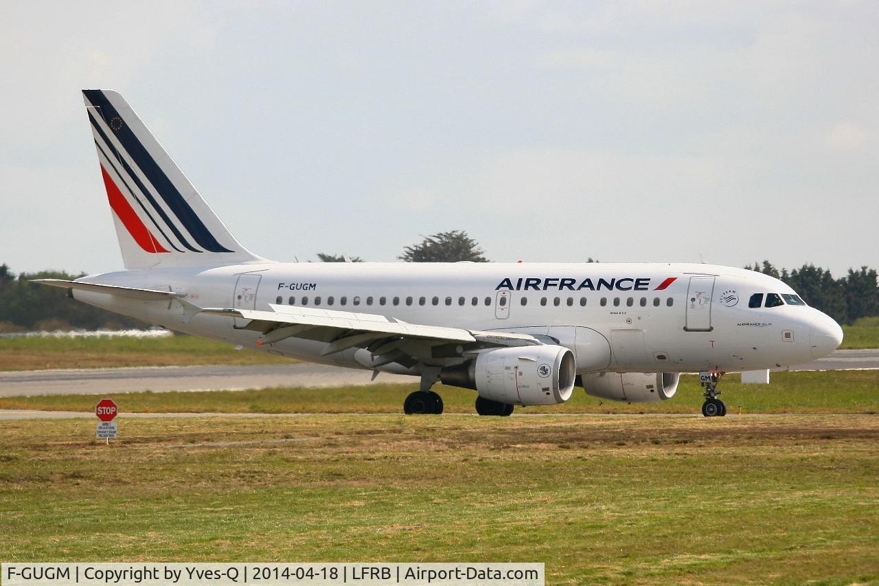 F-GUGM, 2006 Airbus A318-111 C/N 2750, Airbus A318-111, Taxiing to boarding ramp, Brest-Bretagne airport (LFRB-BES)