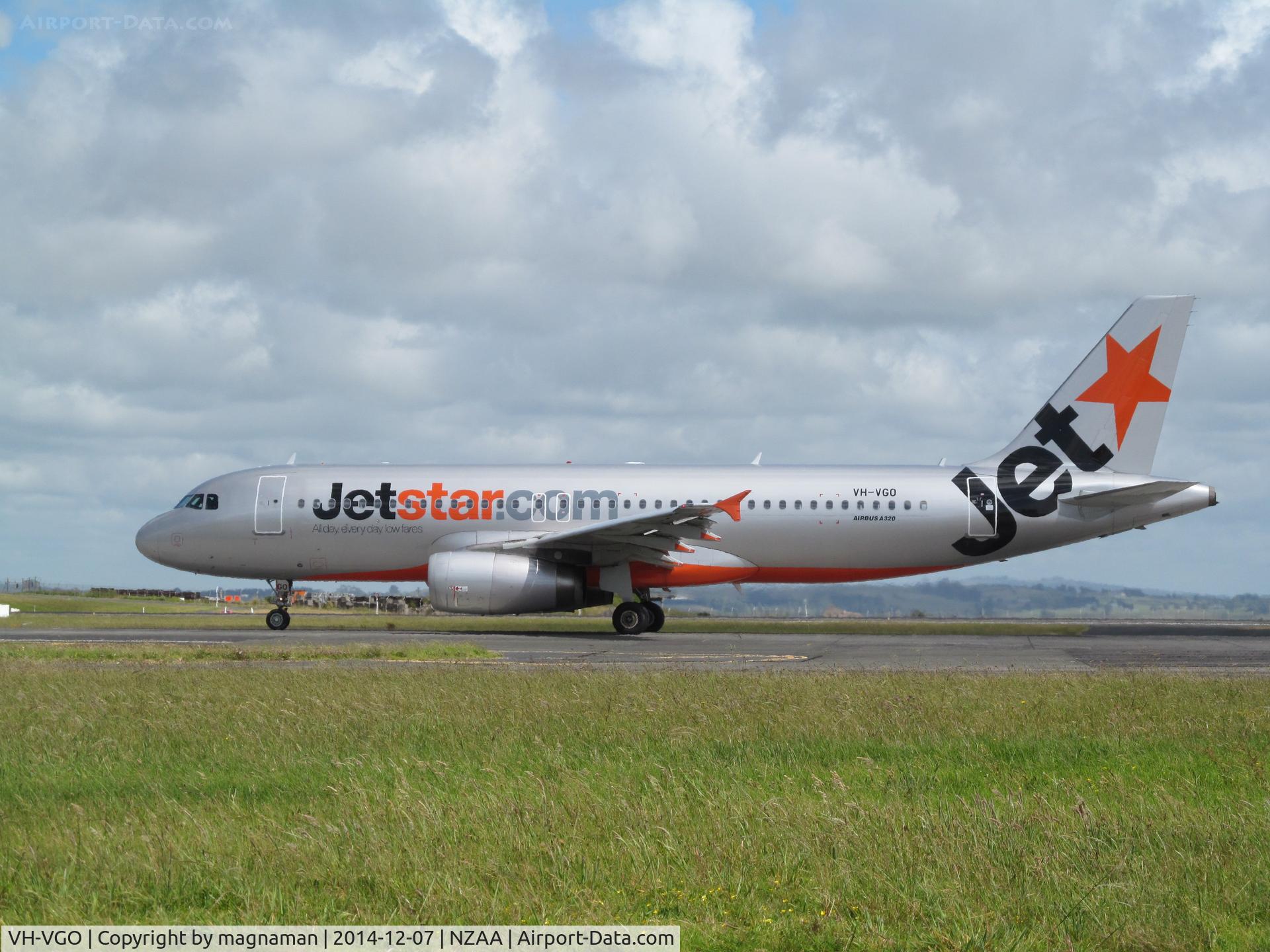 VH-VGO, 2010 Airbus A320-232 C/N 4356, taxying for departure