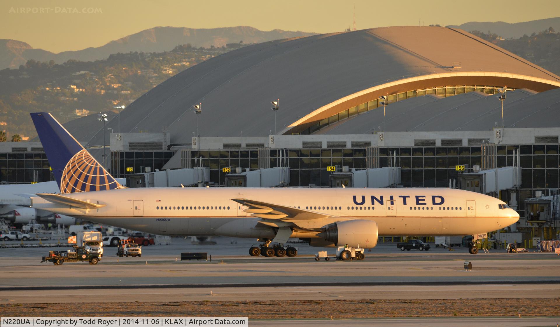 N220UA, 2001 Boeing 777-222 C/N 30223, Taxiing to gate at LAX