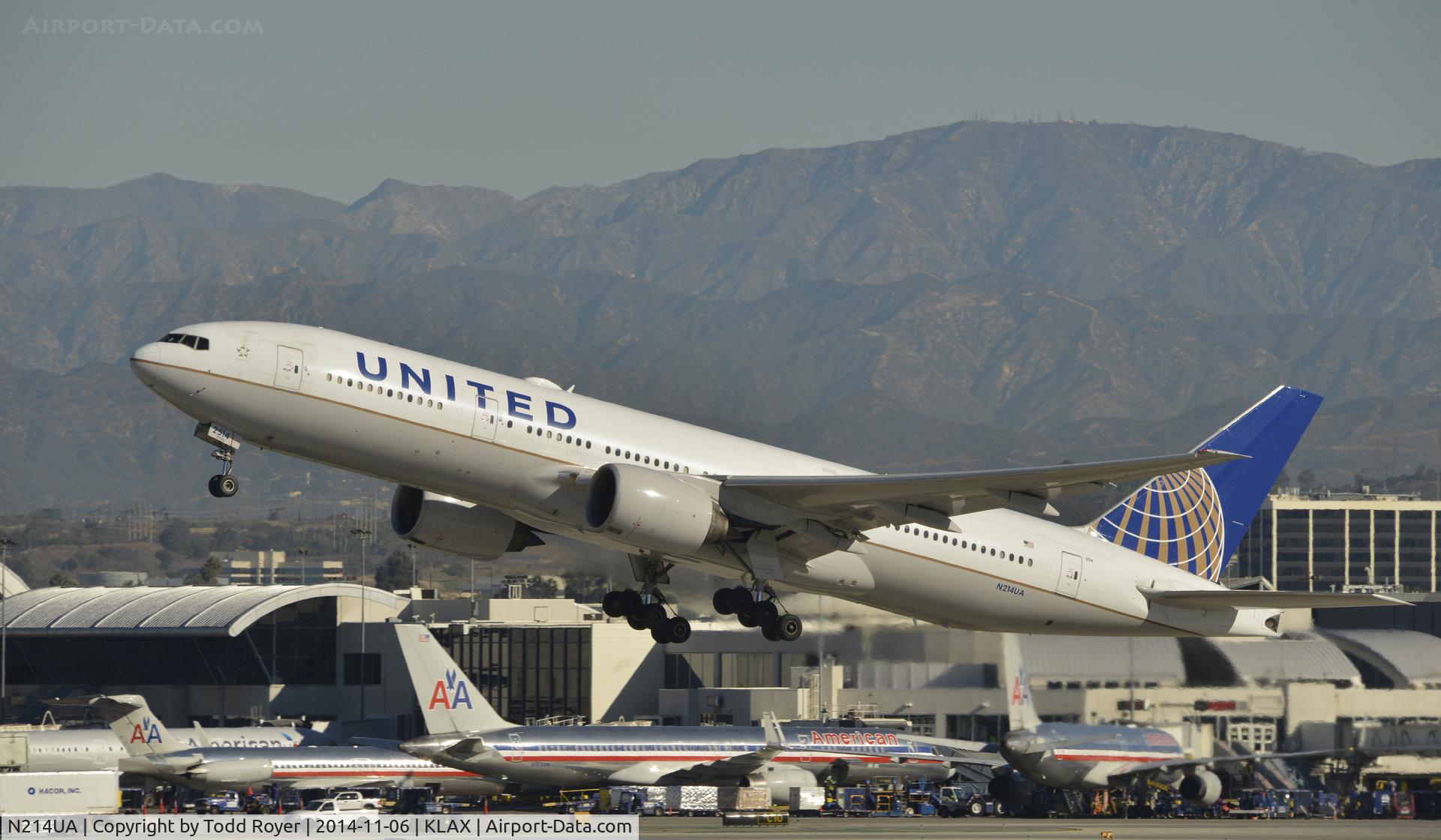 N214UA, 2000 Boeing 777-222 C/N 30220, Departing LAX on 25R