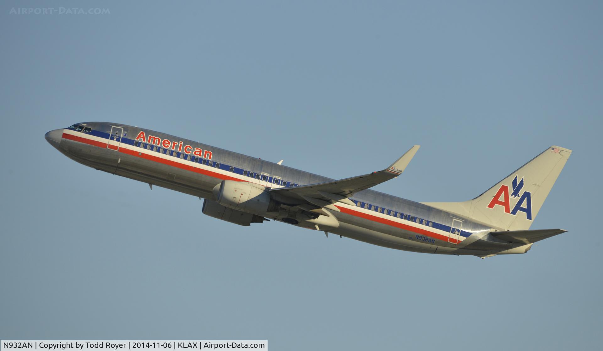 N932AN, 2000 Boeing 737-823 C/N 29530, Departing LAX on 25R