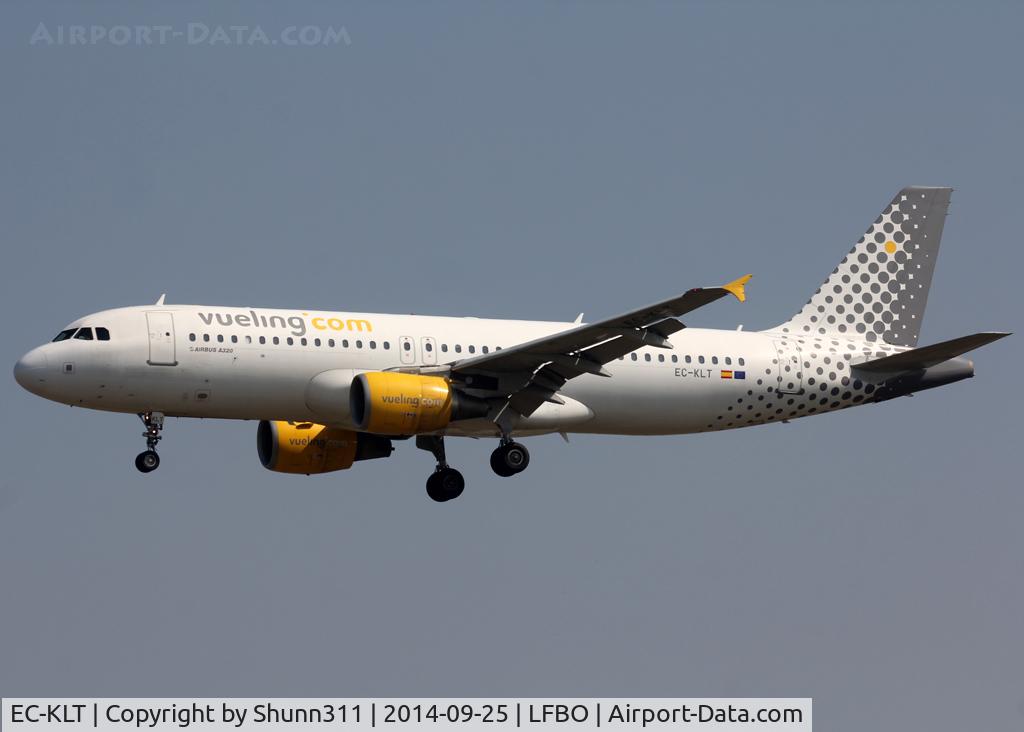 EC-KLT, 2007 Airbus A320-216 C/N 3376, Landing rwy 32L