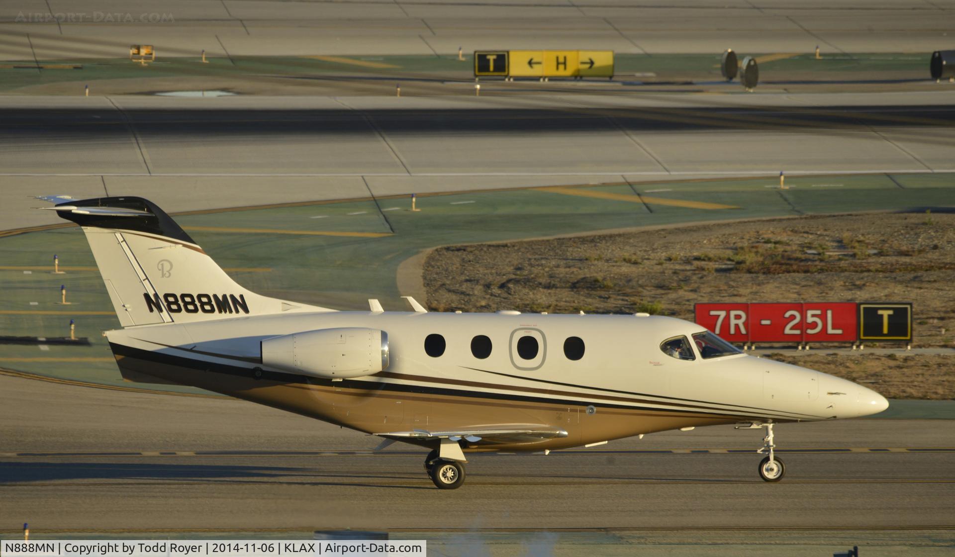 N888MN, Raytheon Aircraft Company 390 C/N RB-153, Taxiing to parking at LAX