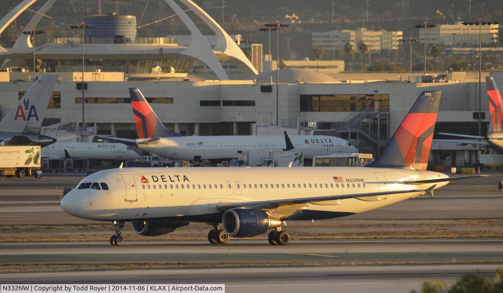 N332NW, 1992 Airbus A320-211 C/N 319, Taxiing to gat after landing on 25L at LAX