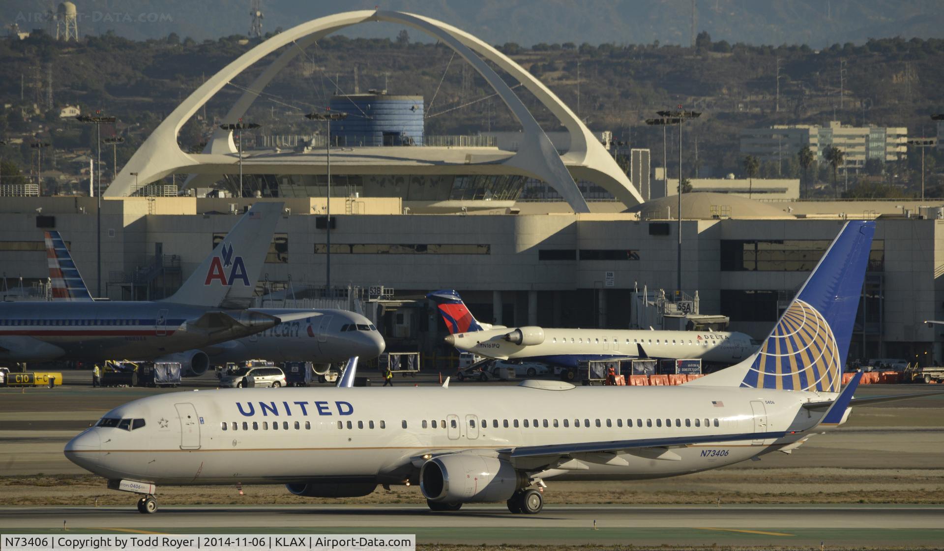 N73406, 2001 Boeing 737-924 C/N 30123, Taxiing to gate after landing on 25L at LAX