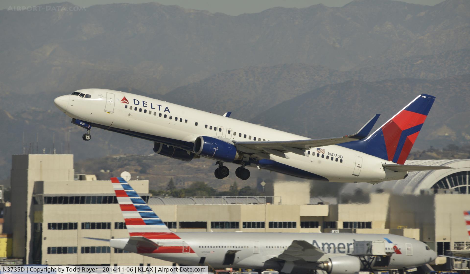 N3735D, 2000 Boeing 737-832 C/N 30381, Departing LAX on 25R