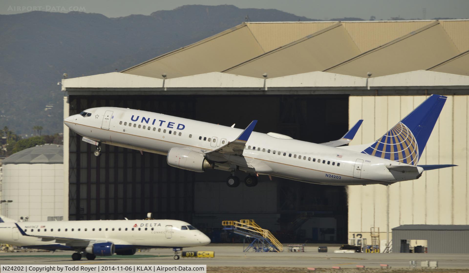N24202, 2000 Boeing 737-824 C/N 30429, Departing LAX after a very long takeoff roll on 25R