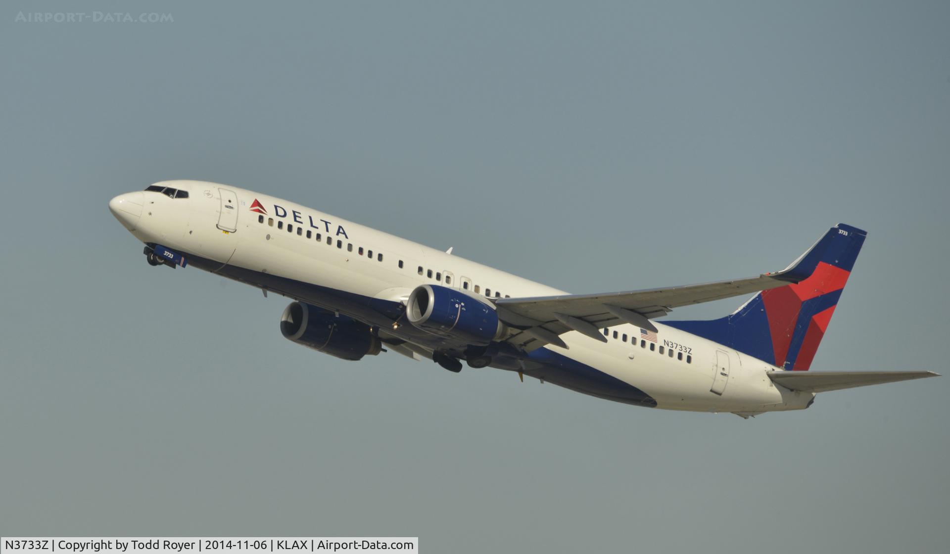N3733Z, 2000 Boeing 737-832 C/N 30539, Departing LAX on 25R
