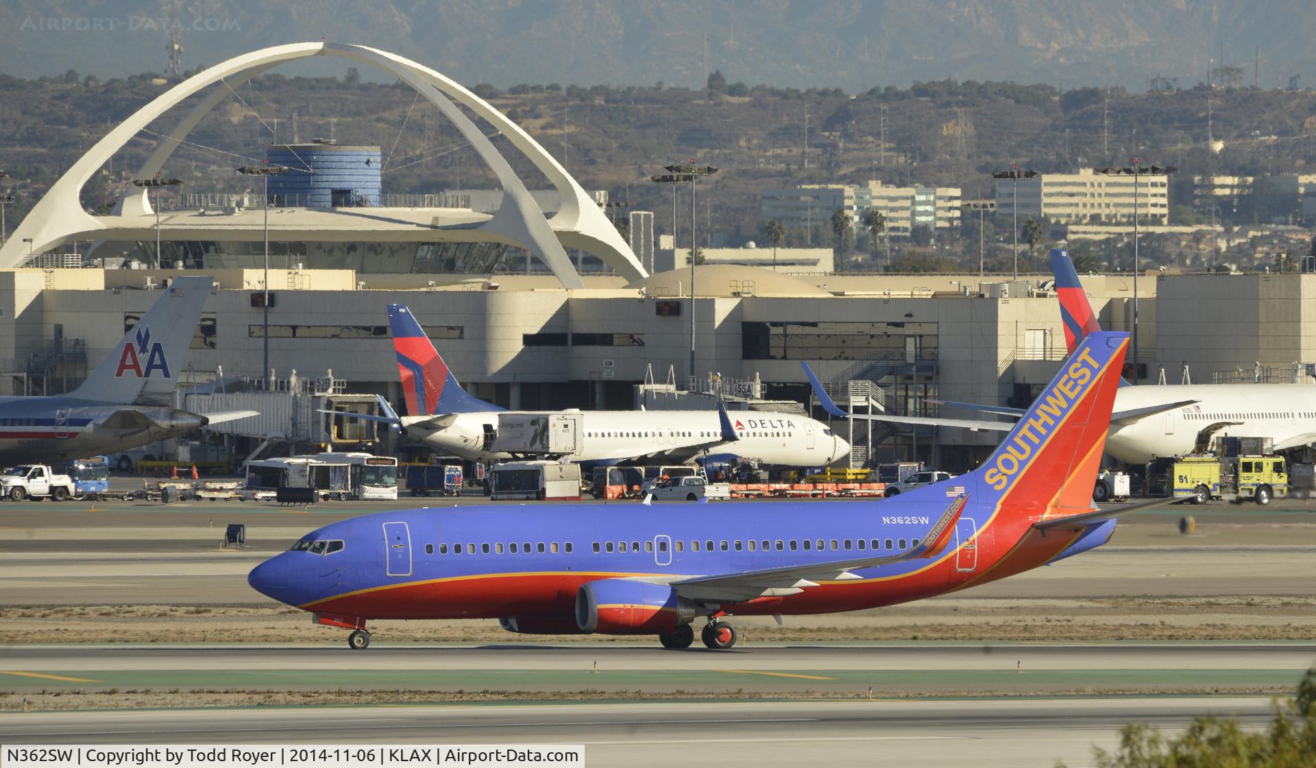 N362SW, 1992 Boeing 737-3H4 C/N 26573, Taxiing to gate after landing on 25L