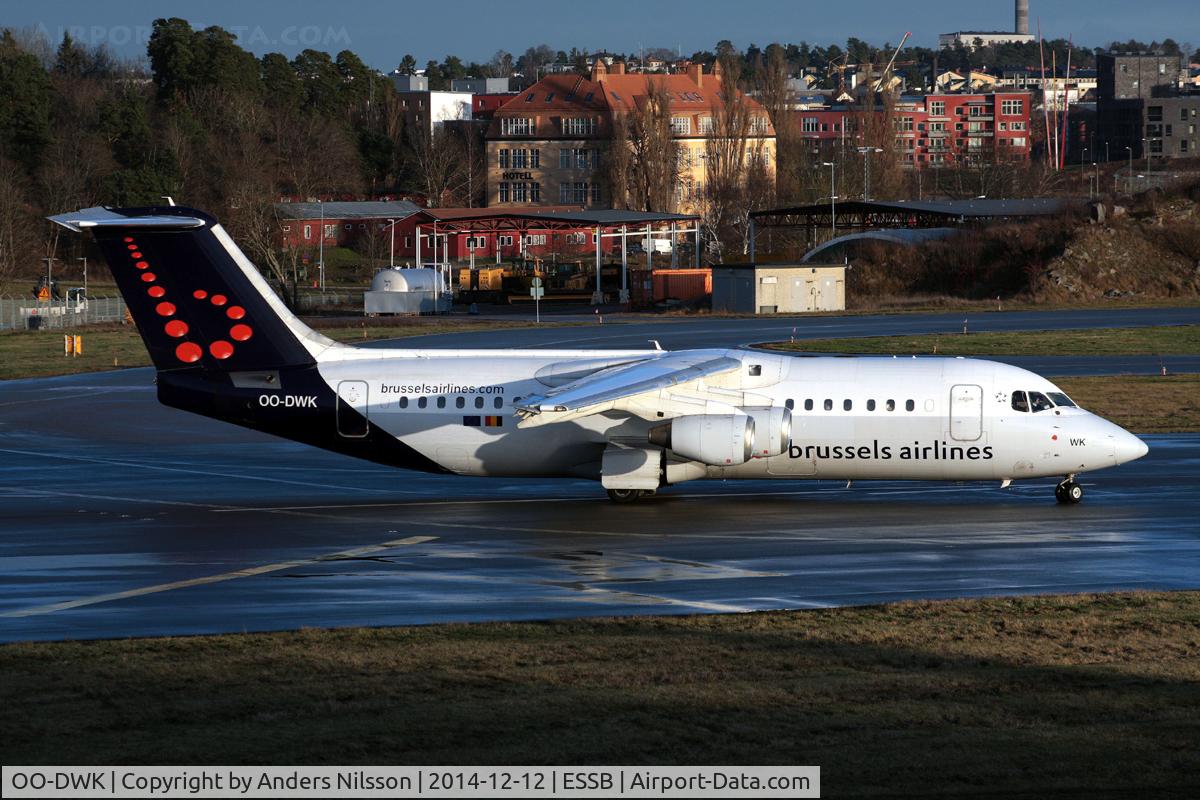 OO-DWK, 1999 British Aerospace Avro 146-RJ100 C/N E3360, Lining up runway 12.