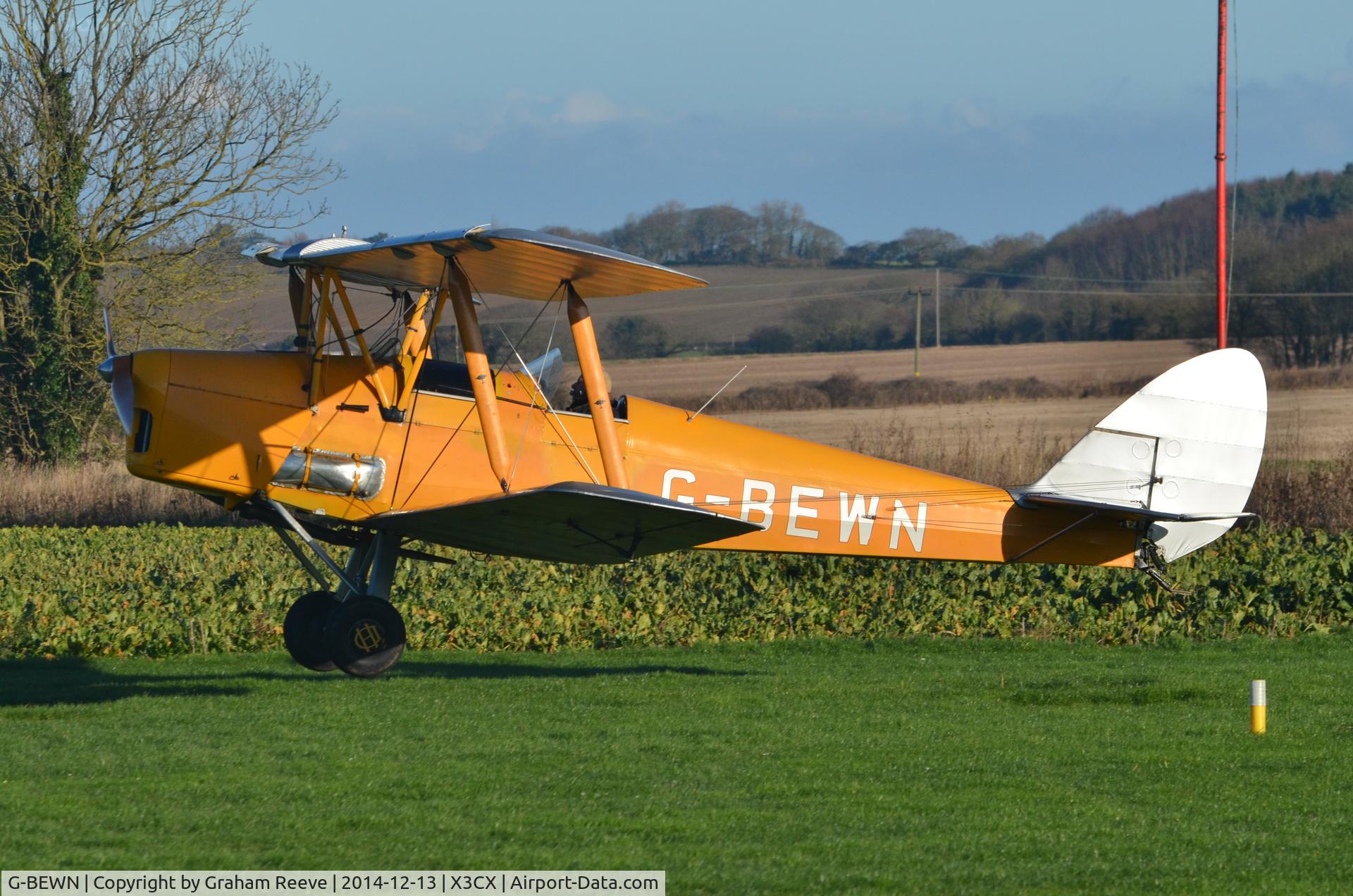 G-BEWN, 1941 De Havilland Australia DH-82A Tiger Moth C/N DHA952, Landing at Northrepps.