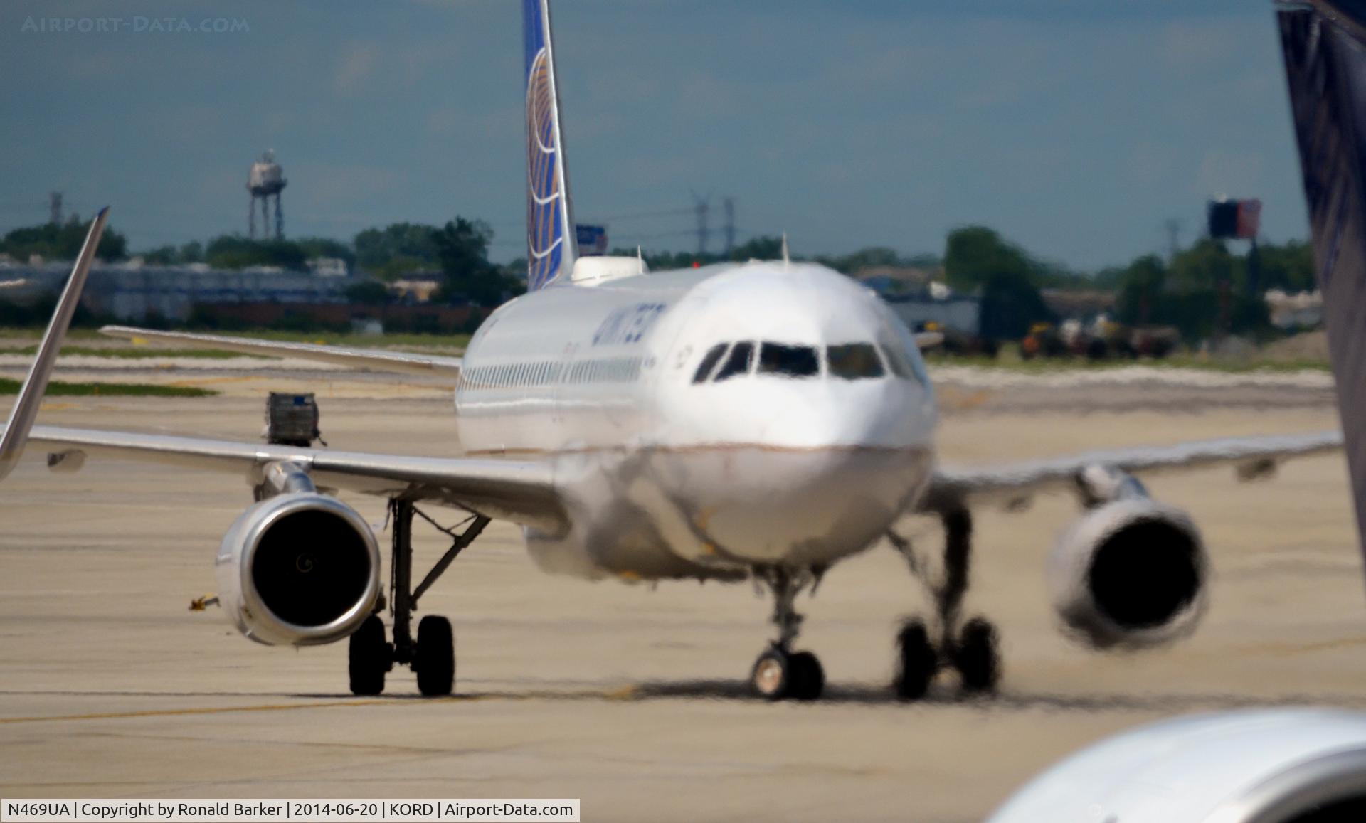 N469UA, 2001 Airbus A320-232 C/N 1409, Taxi O'Hare
