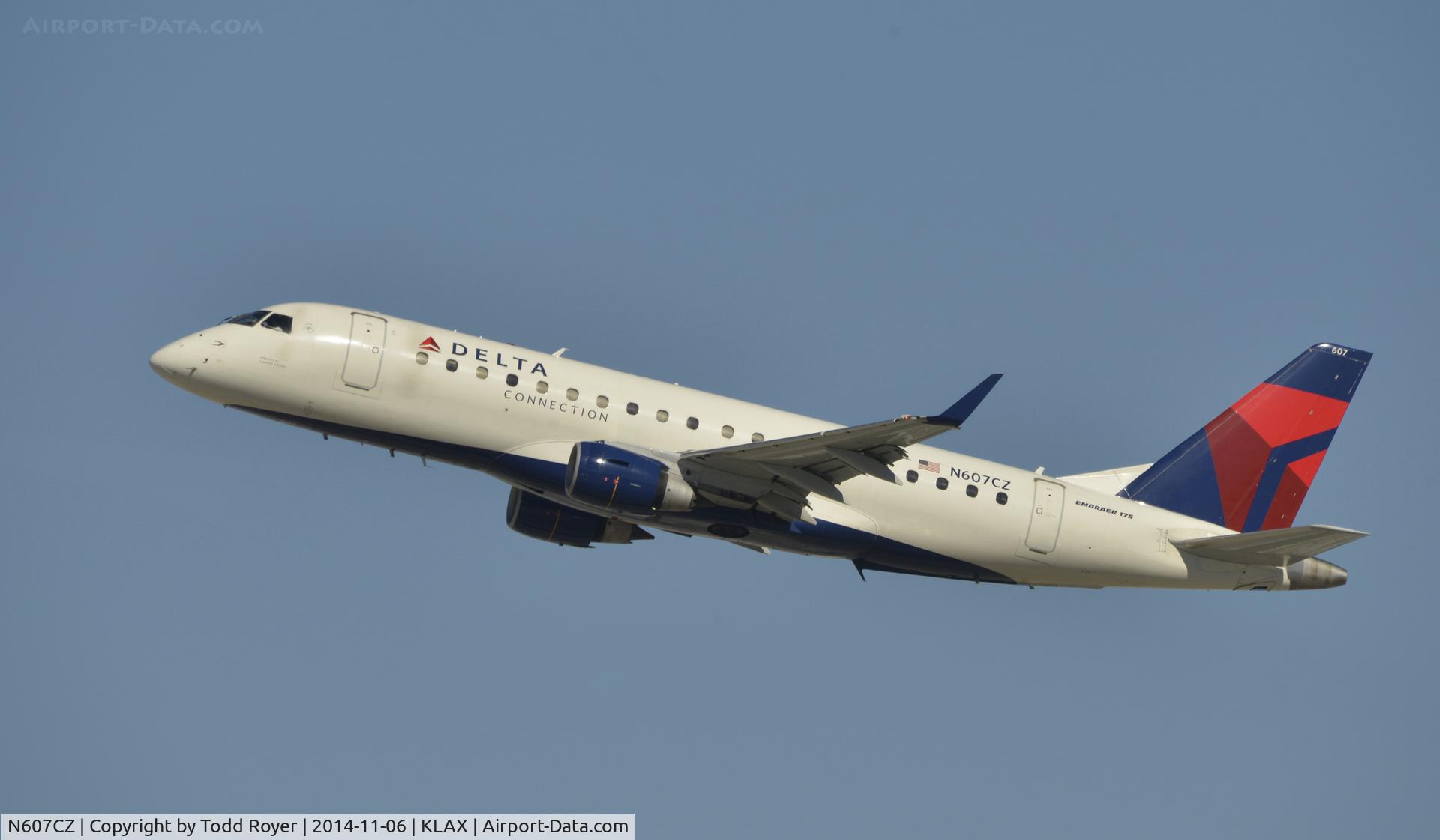 N607CZ, 2007 Embraer 170SU (ERJ-170-100SU) C/N 17000192, Departing LAX on 25R