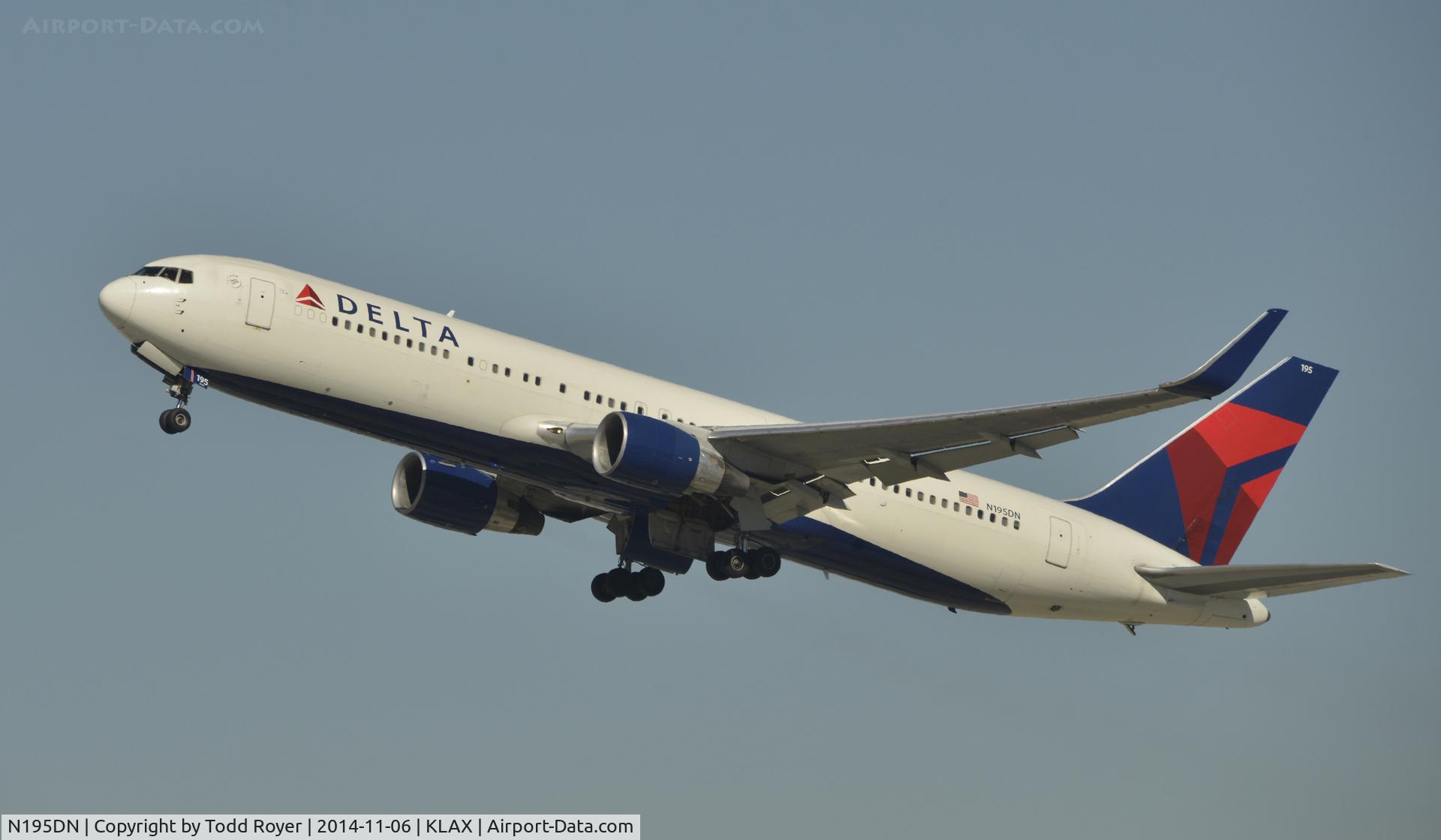 N195DN, 1997 Boeing 767-332 C/N 28452, Departing LAX on 25R