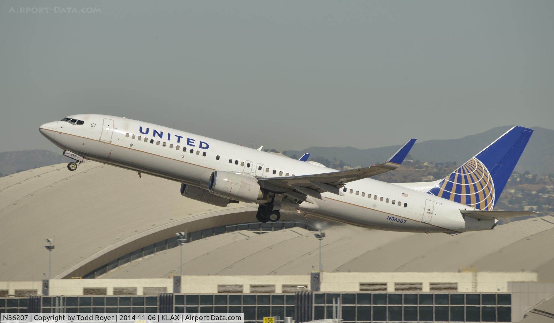 N36207, 2000 Boeing 737-824 C/N 30579, Departing LAX on 25R