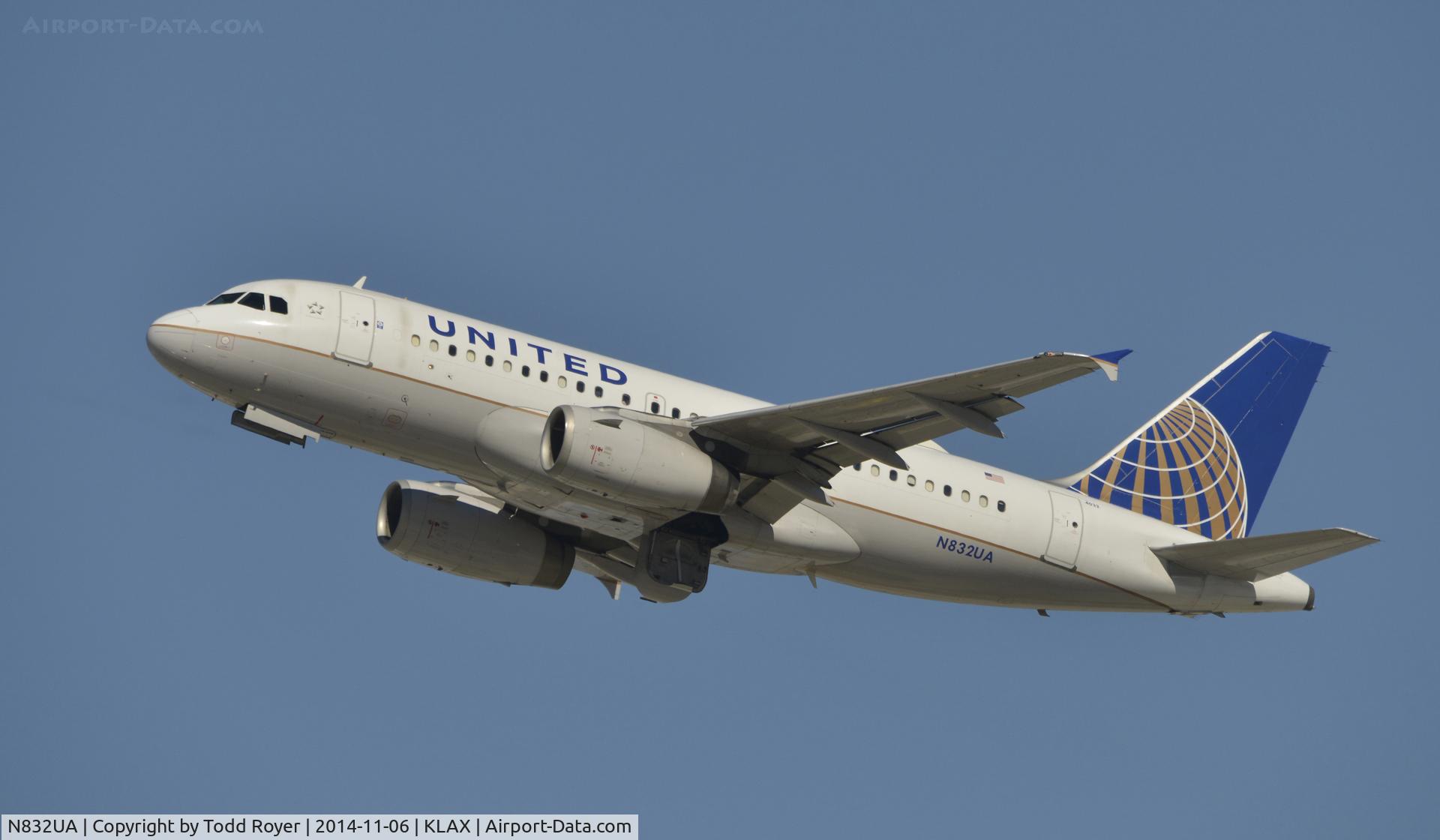 N832UA, 2000 Airbus A319-131 C/N 1321, Departing LAX on 25R