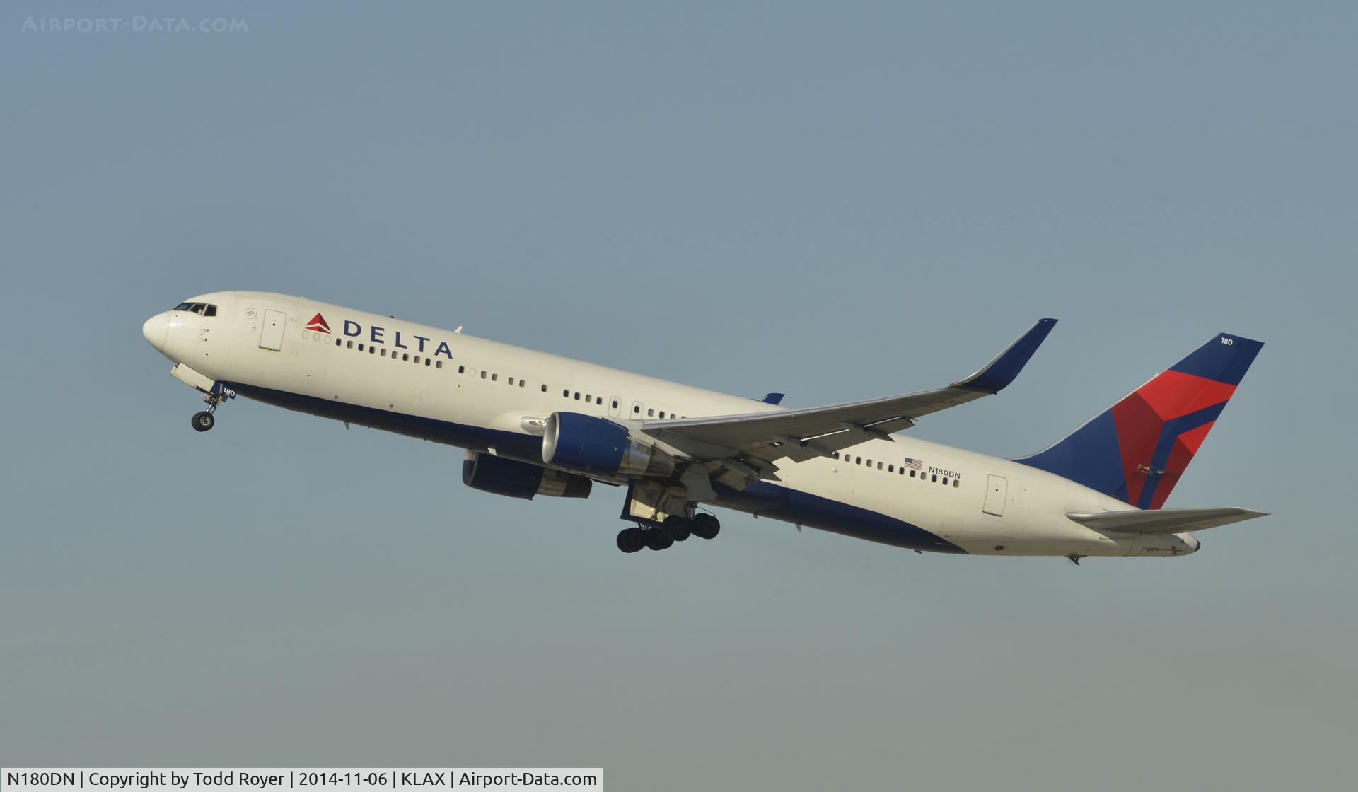 N180DN, 1992 Boeing 767-332 C/N 25985, Departing LAX on 25R