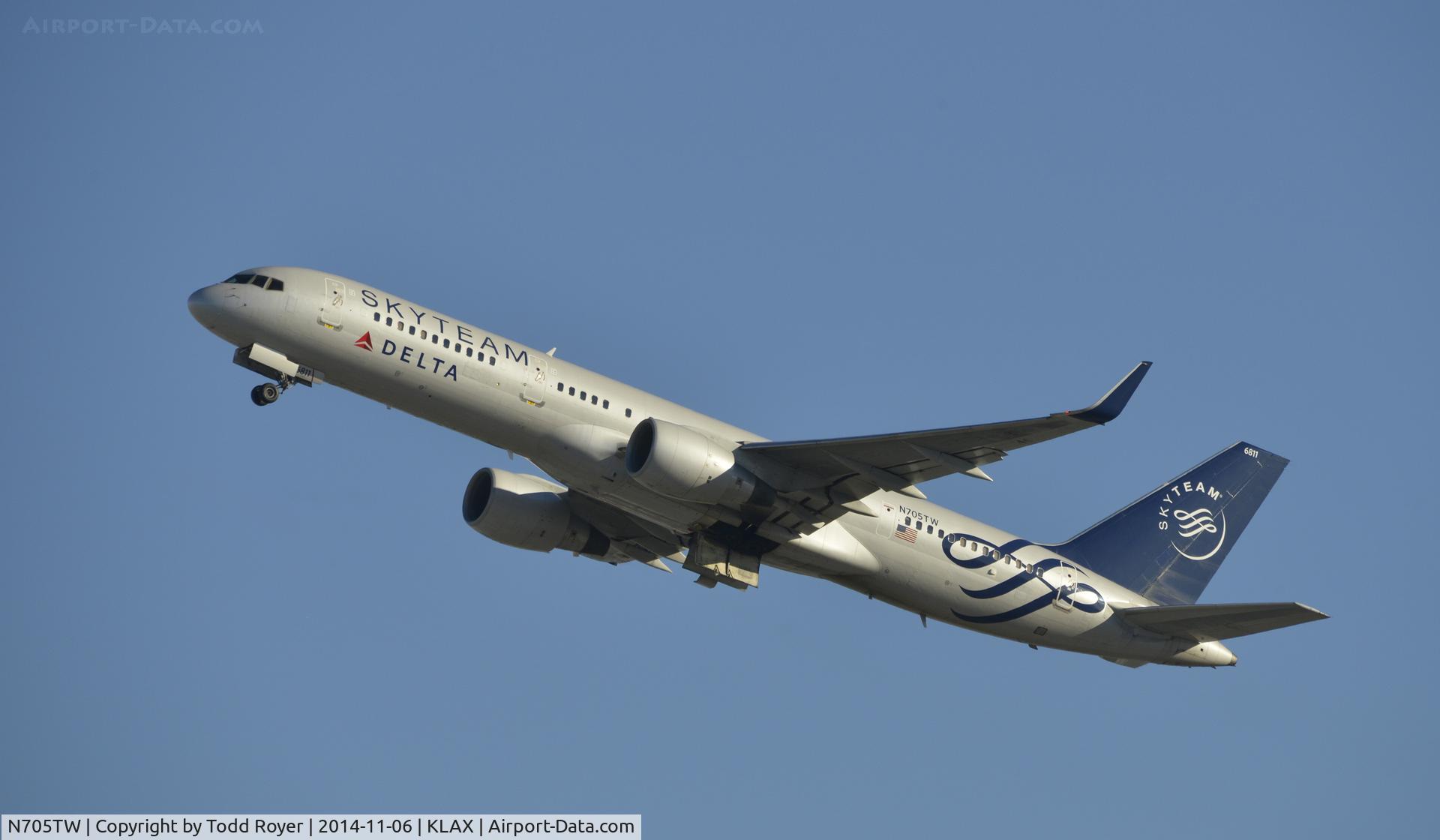 N705TW, 1997 Boeing 757-231ER C/N 28479, Departing LAX on 25R
