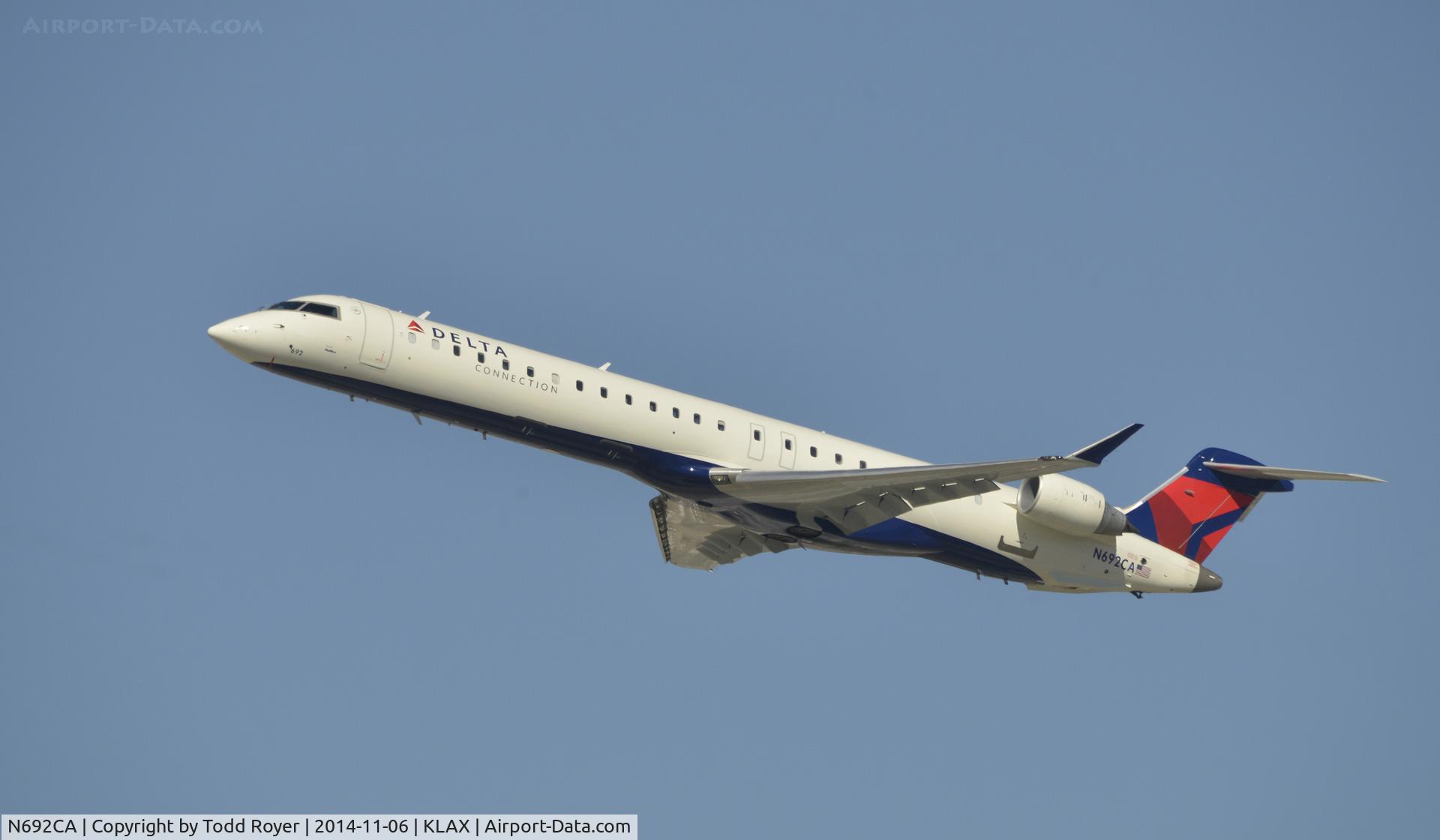 N692CA, 2006 Bombardier CRJ-900ER (CL-600-2D24) C/N 15092, Departing LAX on 25R