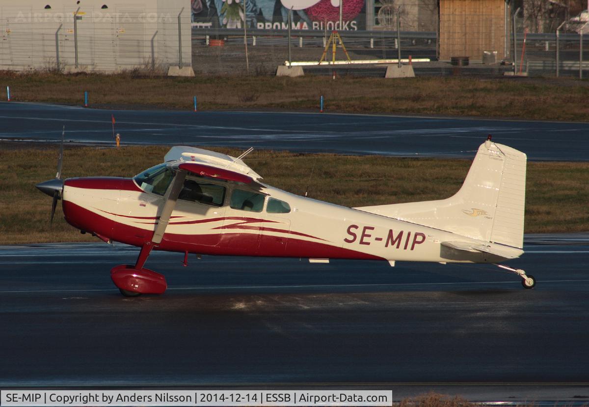 SE-MIP, 1972 Cessna A185E Skywagon 185 C/N 185-02010, Lining up runway 30.