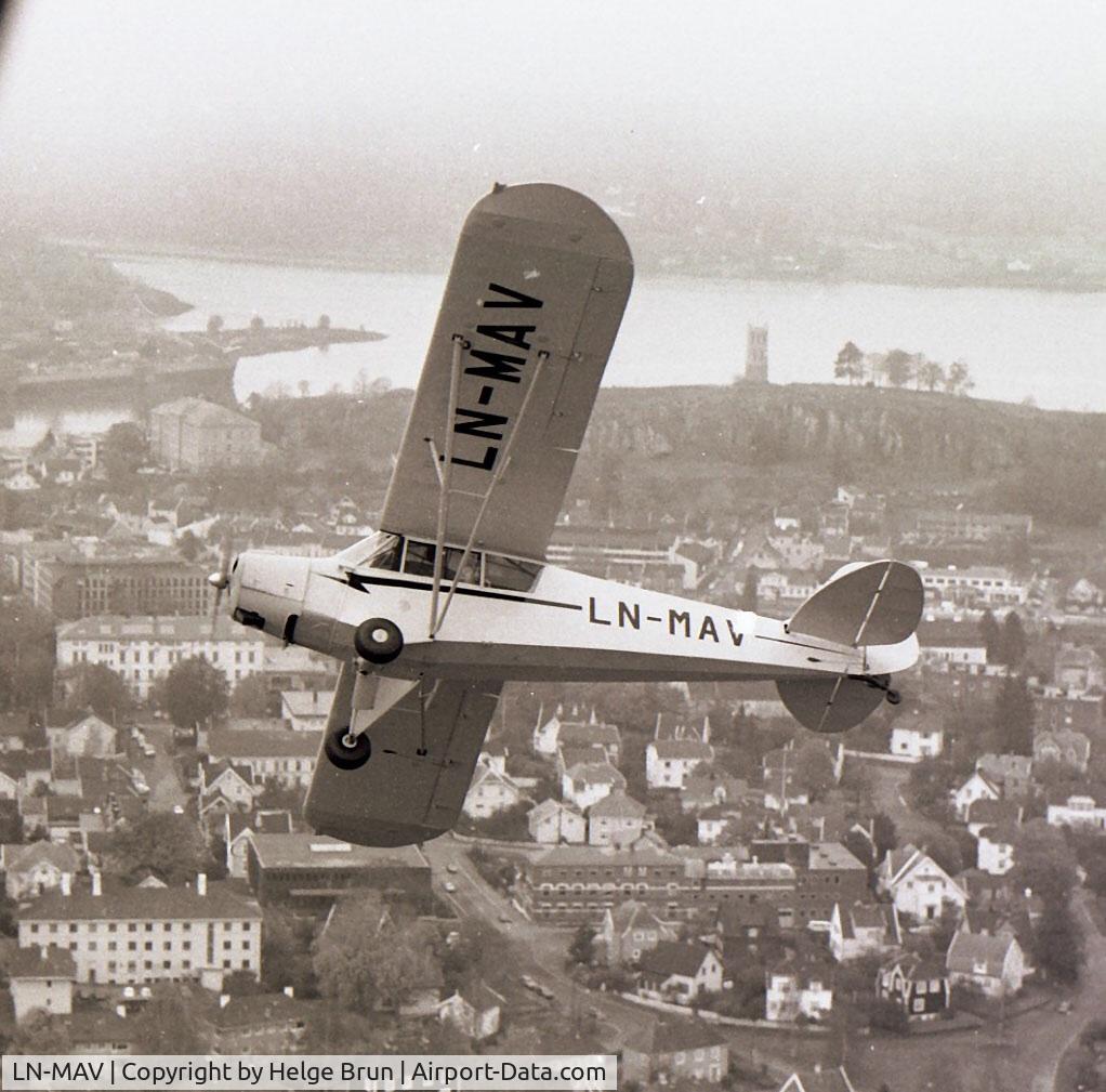 LN-MAV, 1945 Piper L-4J Grasshopper (J3C-65D) C/N 13157, Overhead Tønsberg,  Norway