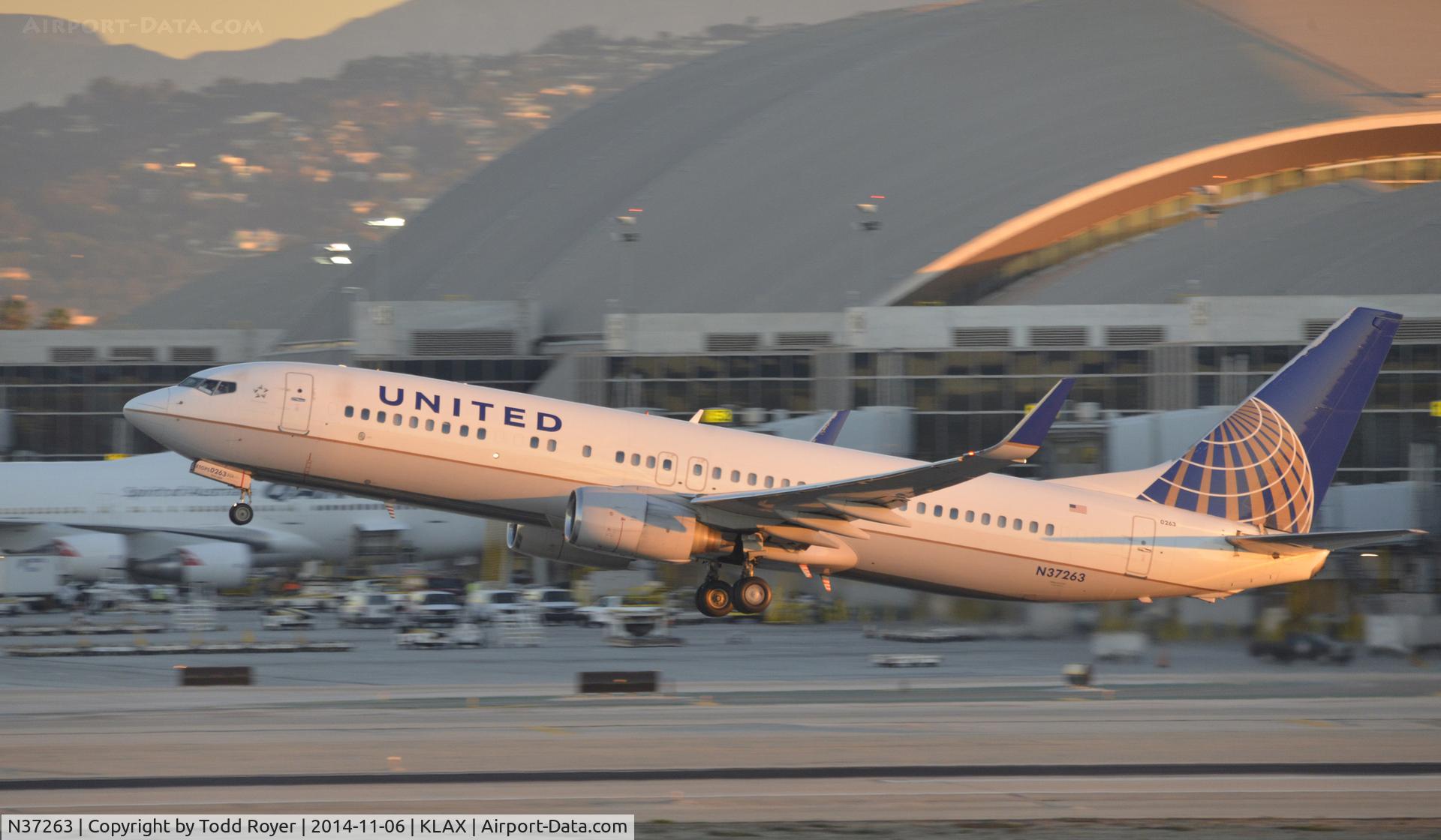 N37263, 2001 Boeing 737-824 C/N 31583, Sunrise departure at LAX