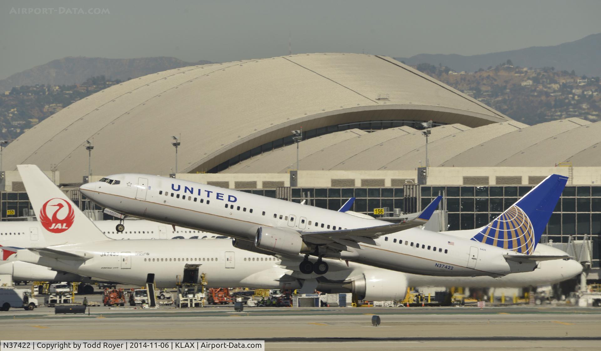 N37422, 2008 Boeing 737-924/ER C/N 31620, Departing LAX on 25R