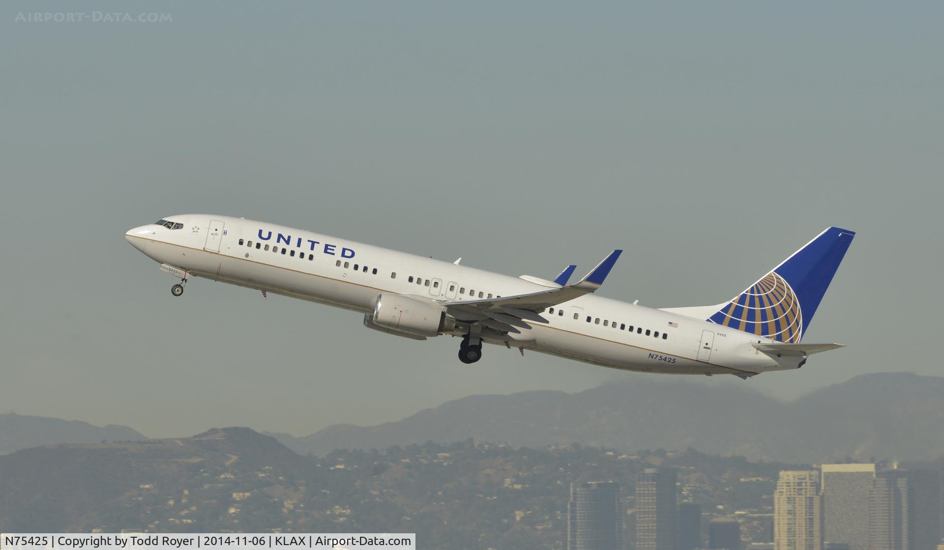 N75425, 2008 Boeing 737-924/ER C/N 33460, Departing LAX on 25R