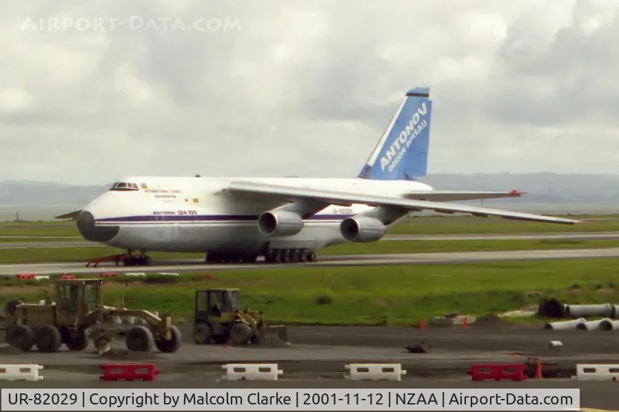 UR-82029, 1991 Antonov An-124-100 Ruslan C/N 19530502630/0210, Antonov An-124-100 Ruslan at Auckland International Airport, November 12 2001.