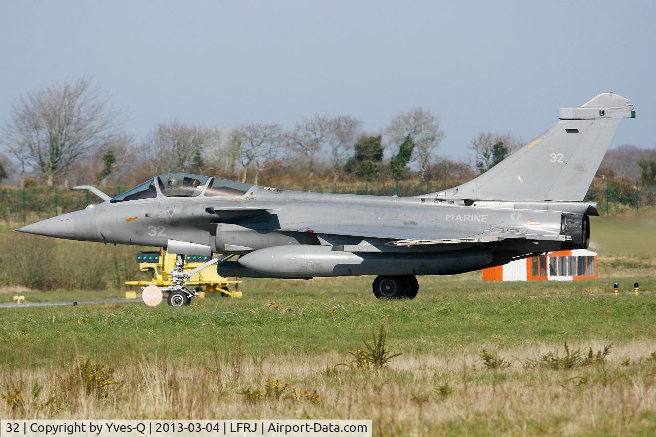 32, Dassault Rafale M C/N 32, French Naval Aviation Dassault Rafale M, Taxiing to holding point rwy 08, Landivisiau Naval Air Base (LFRJ)